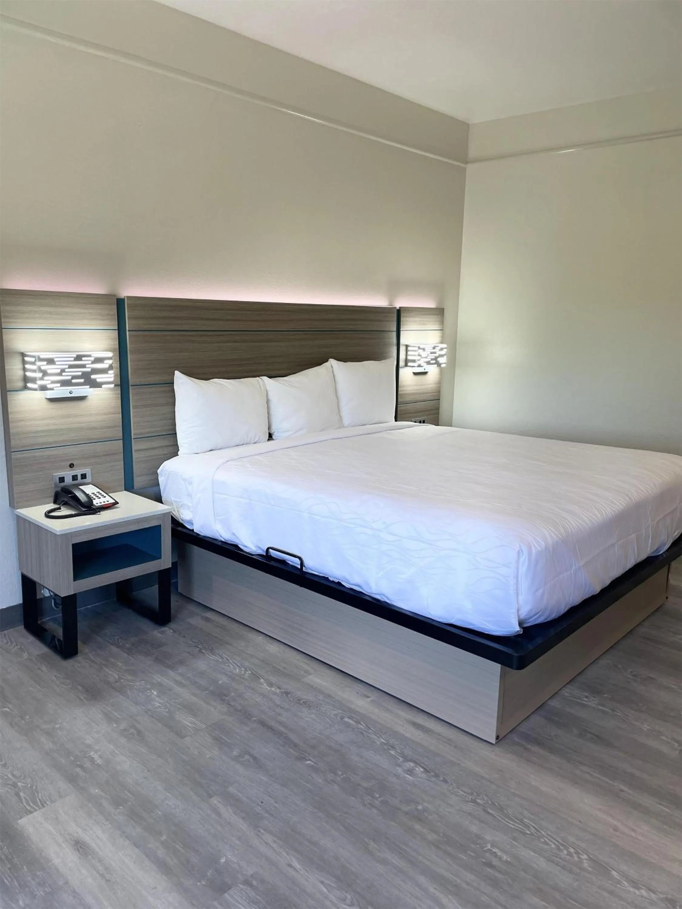 Bedroom, Bed in Sonesta Essential Hotel Houston-I-45 Spring