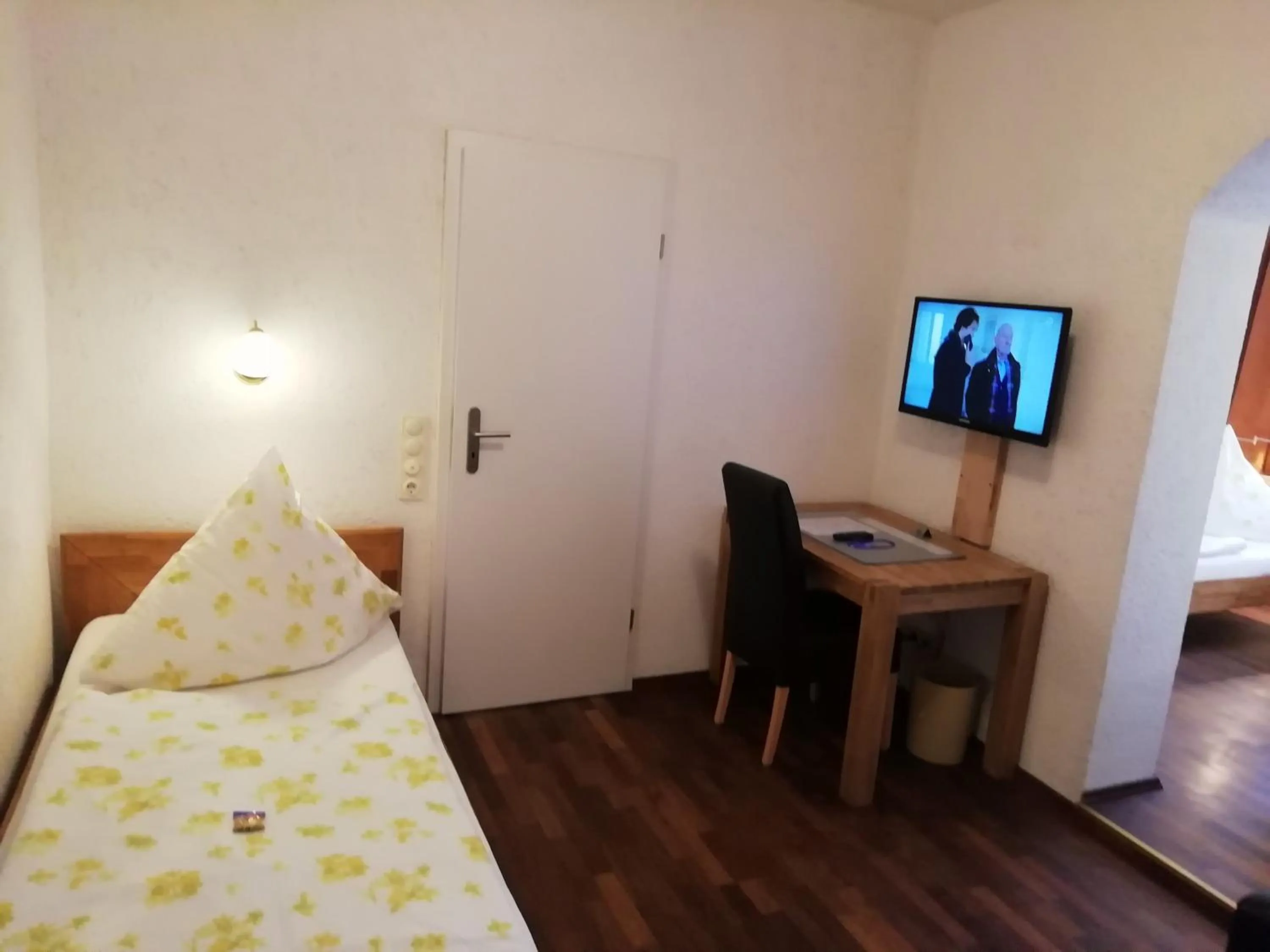 Photo of the whole room, Bed in Isenburger Hof