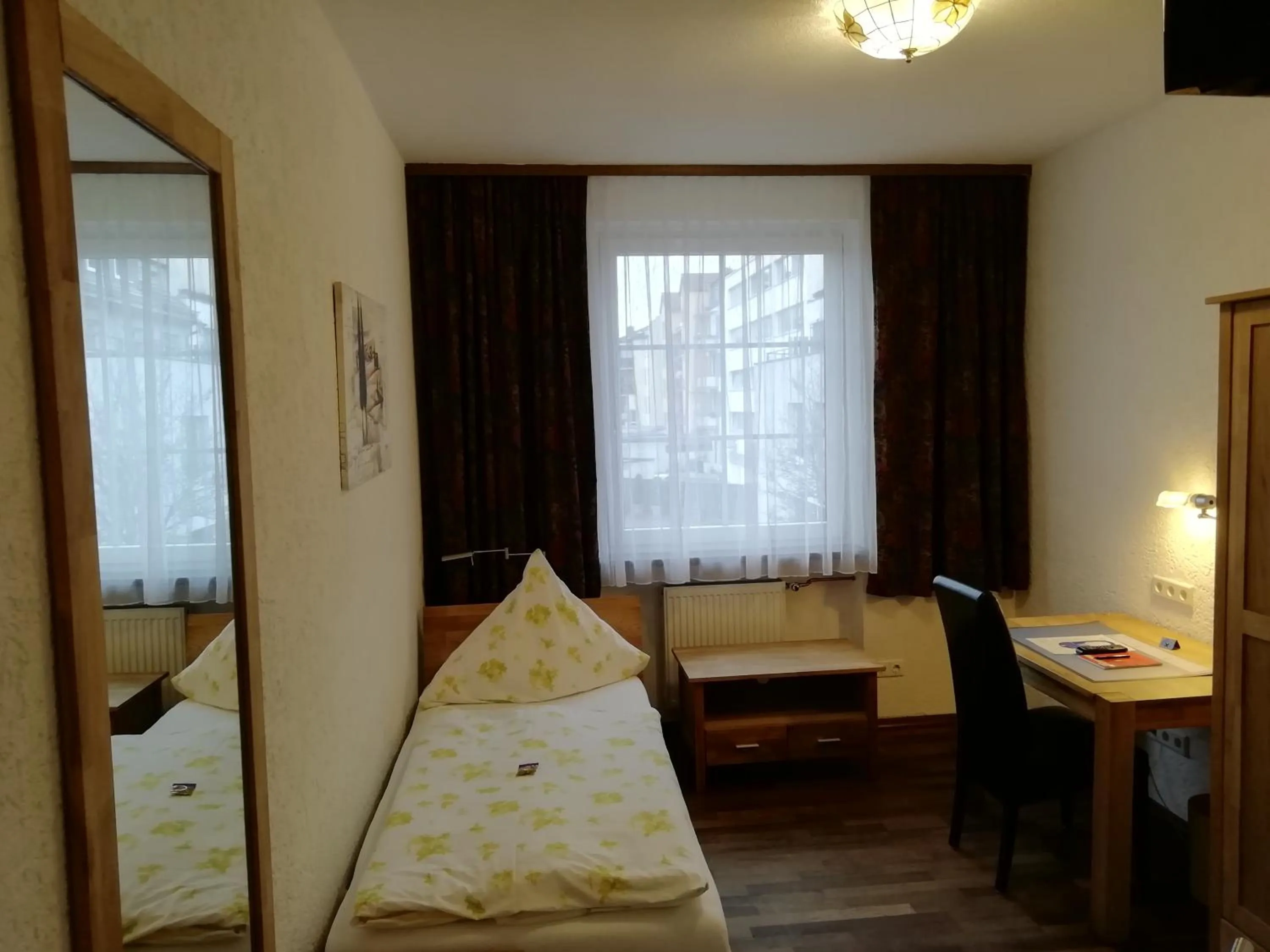 Photo of the whole room, Bed in Isenburger Hof