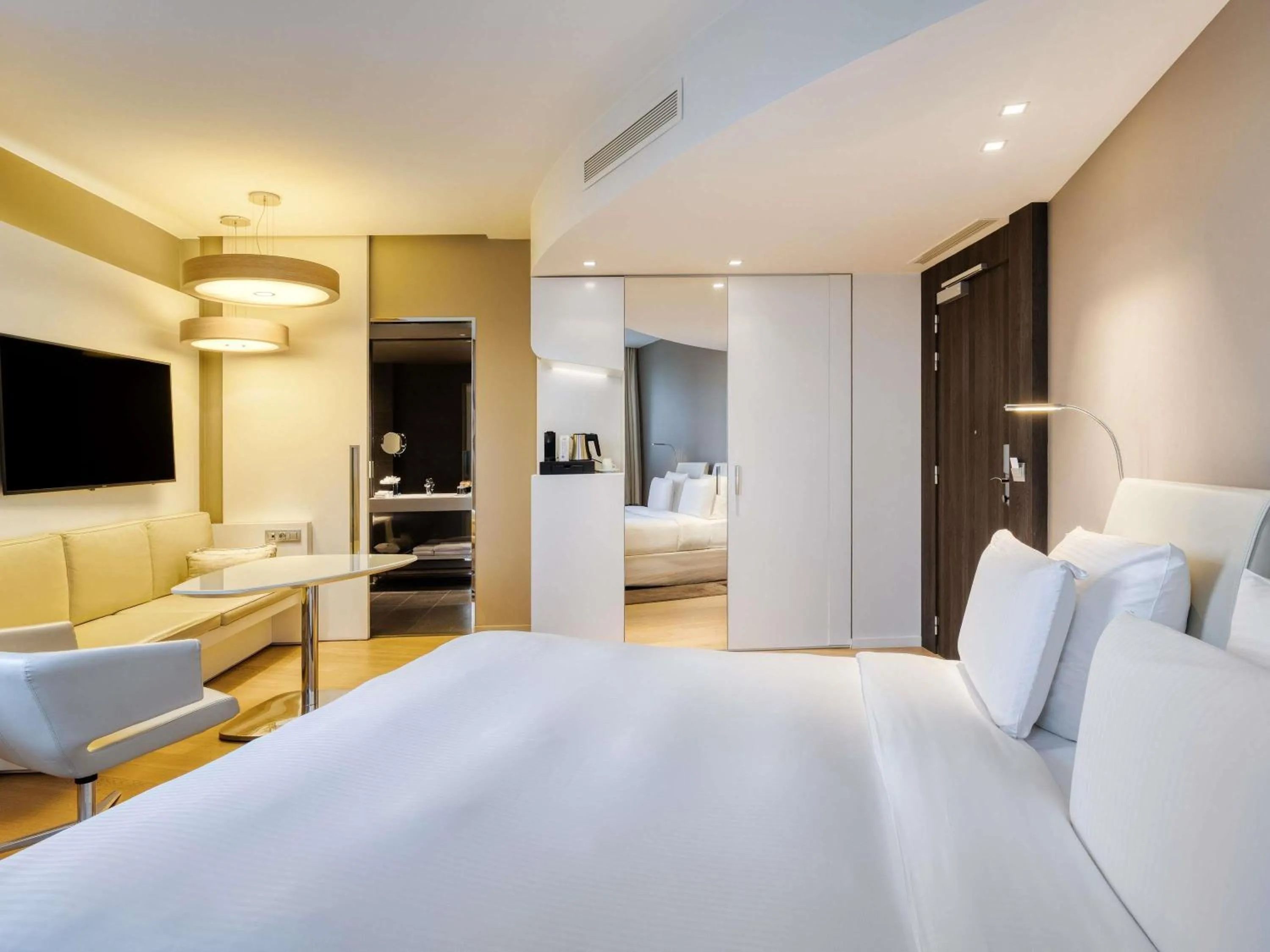 Property building, Bed in Pullman Brussels Centre Midi