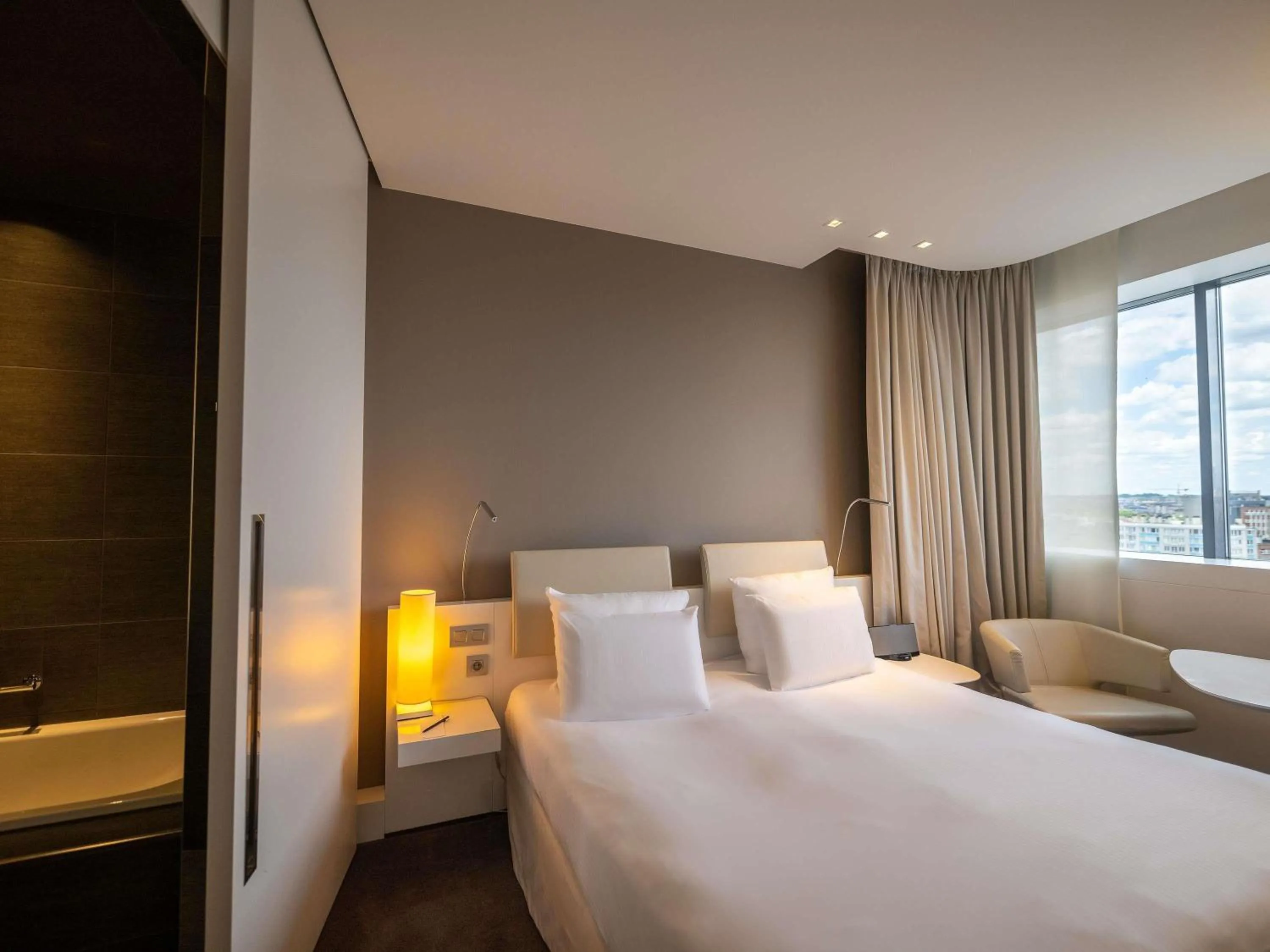 Bedroom, Bed in Pullman Brussels Centre Midi