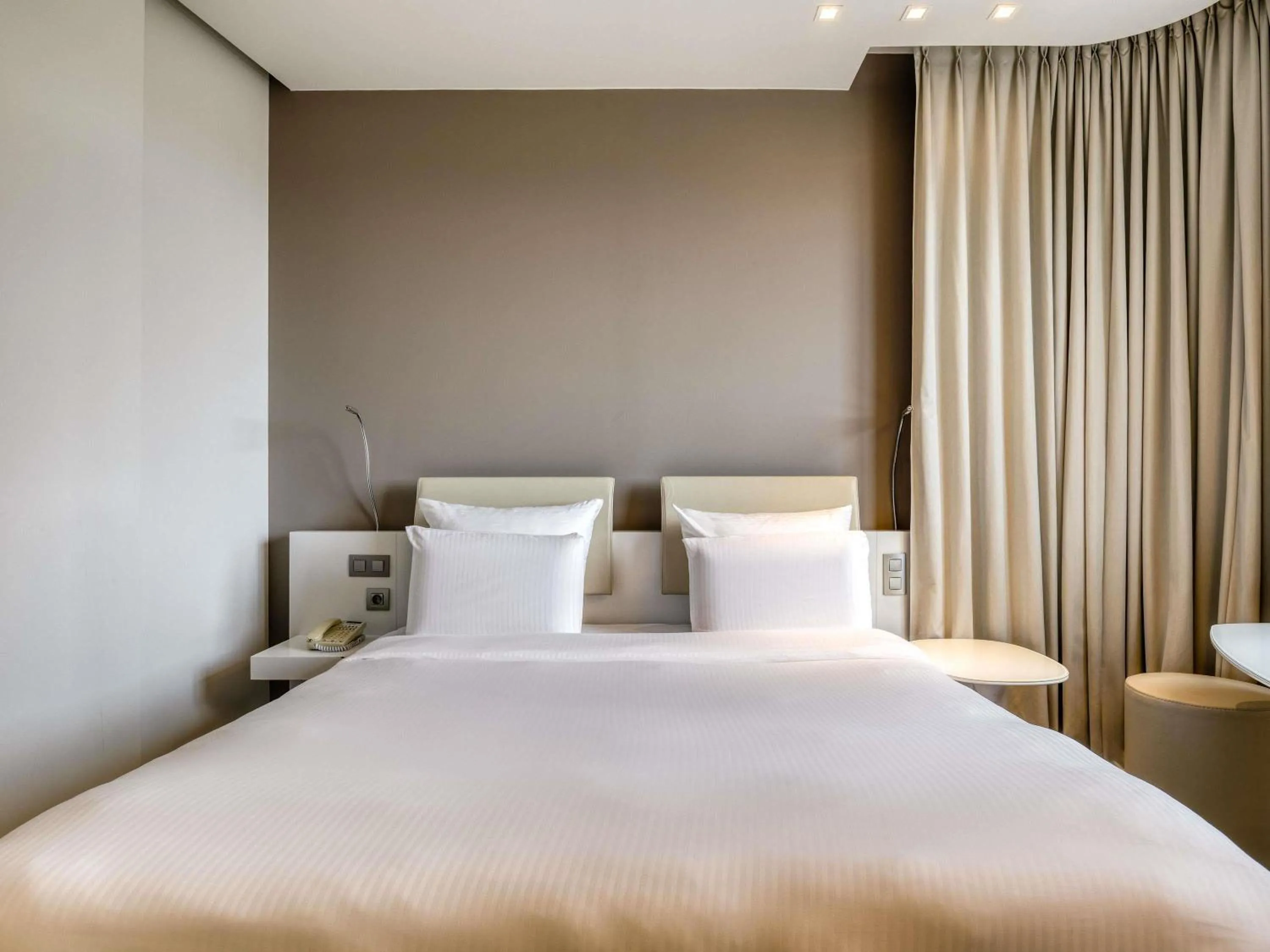 Bedroom, Bed in Pullman Brussels Centre Midi