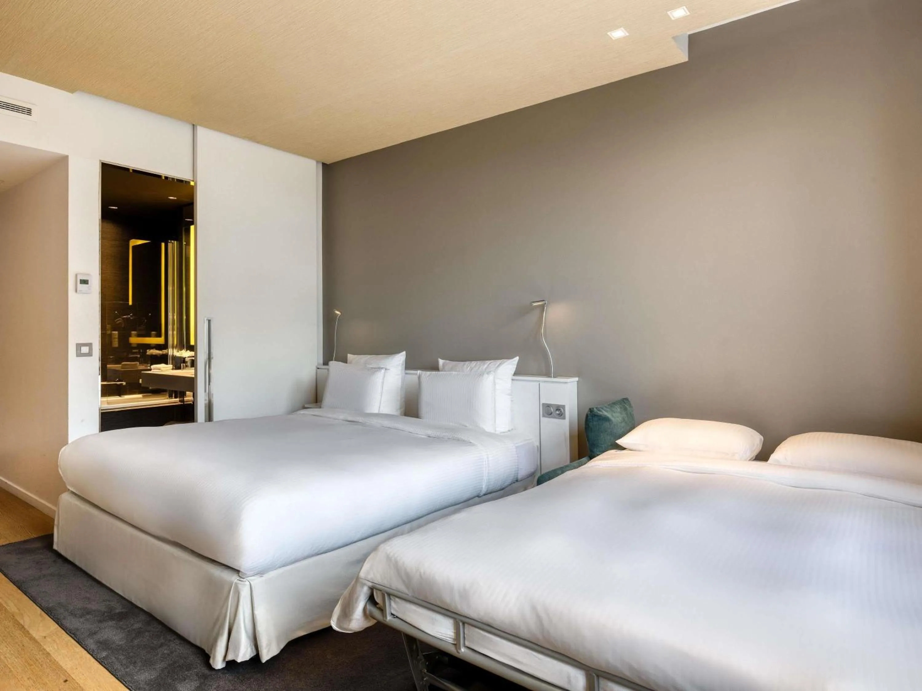 Bedroom, Bed in Pullman Brussels Centre Midi