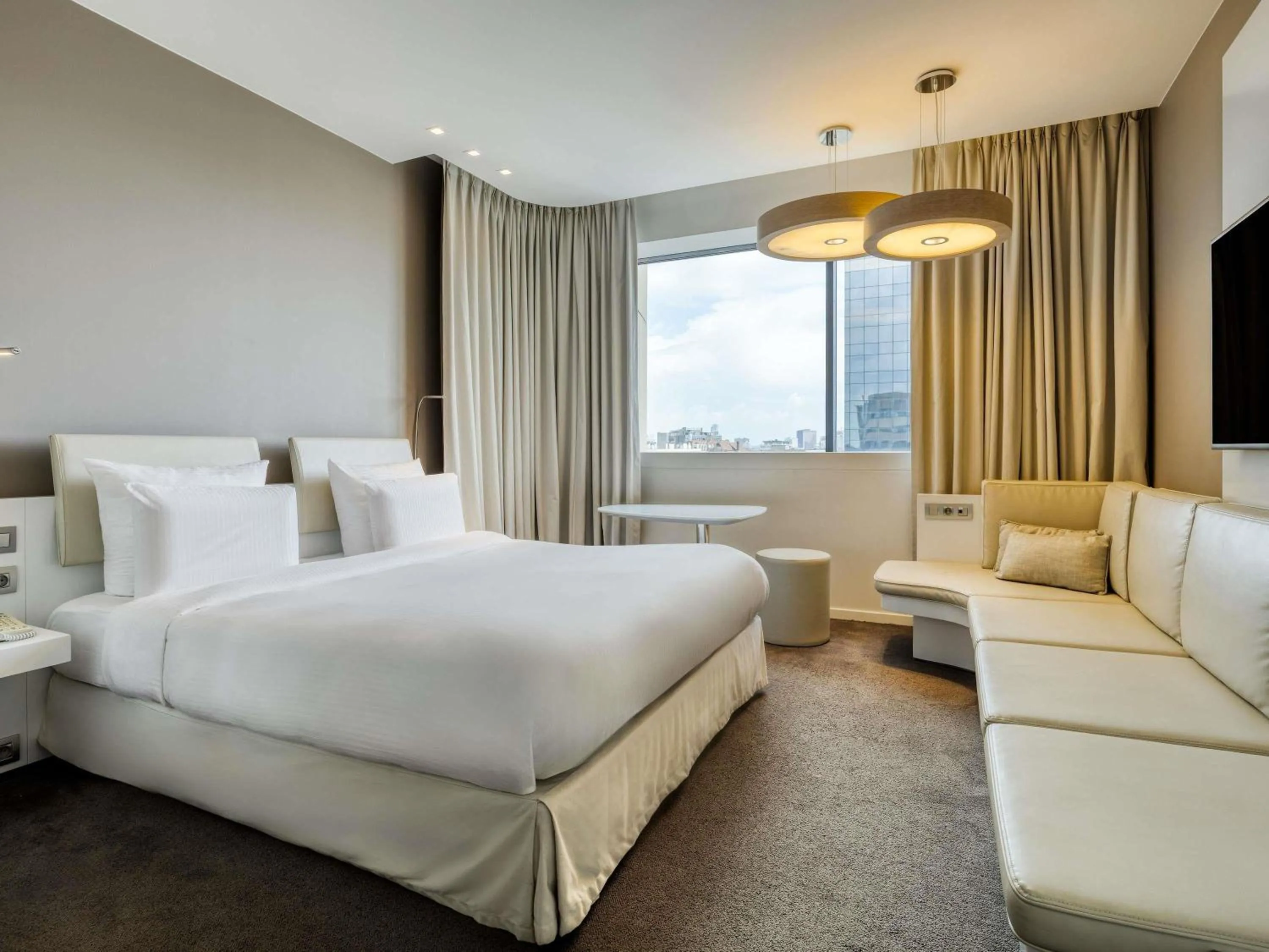 Bedroom, Bed in Pullman Brussels Centre Midi