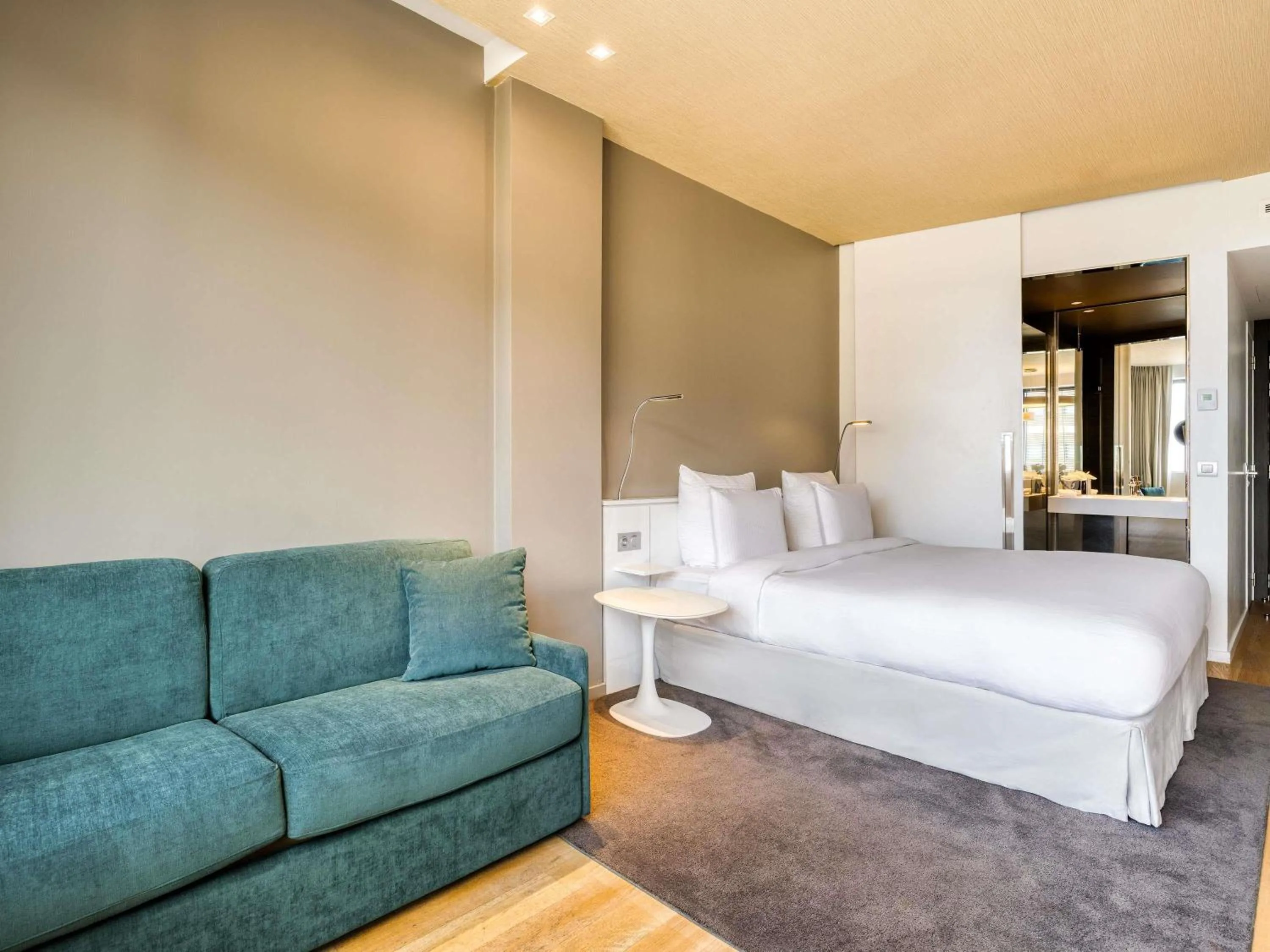 Bedroom, Bed in Pullman Brussels Centre Midi