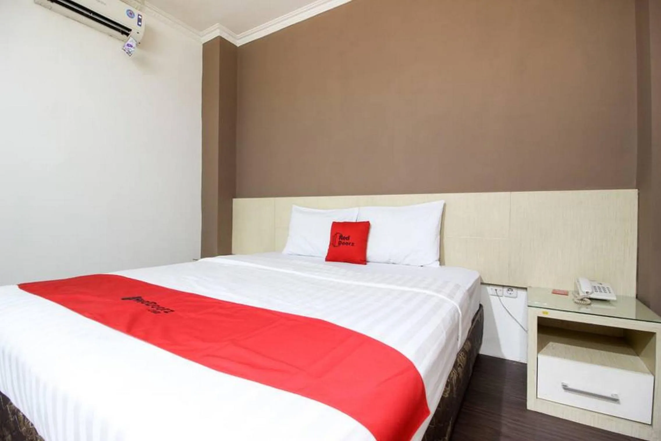 Bed in RedDoorz near Stadion Manahan Solo