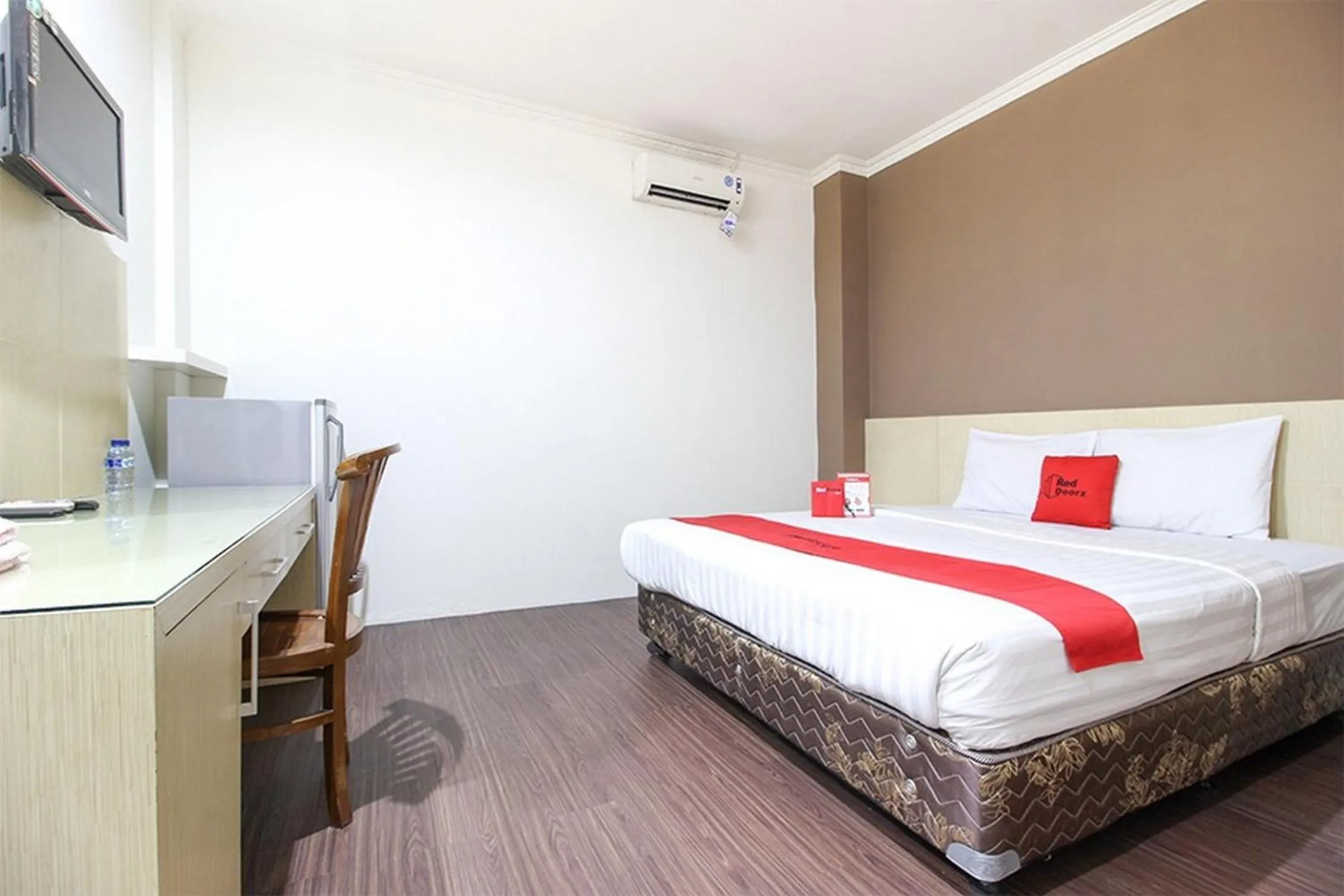 Bedroom, Bed in RedDoorz near Stadion Manahan Solo