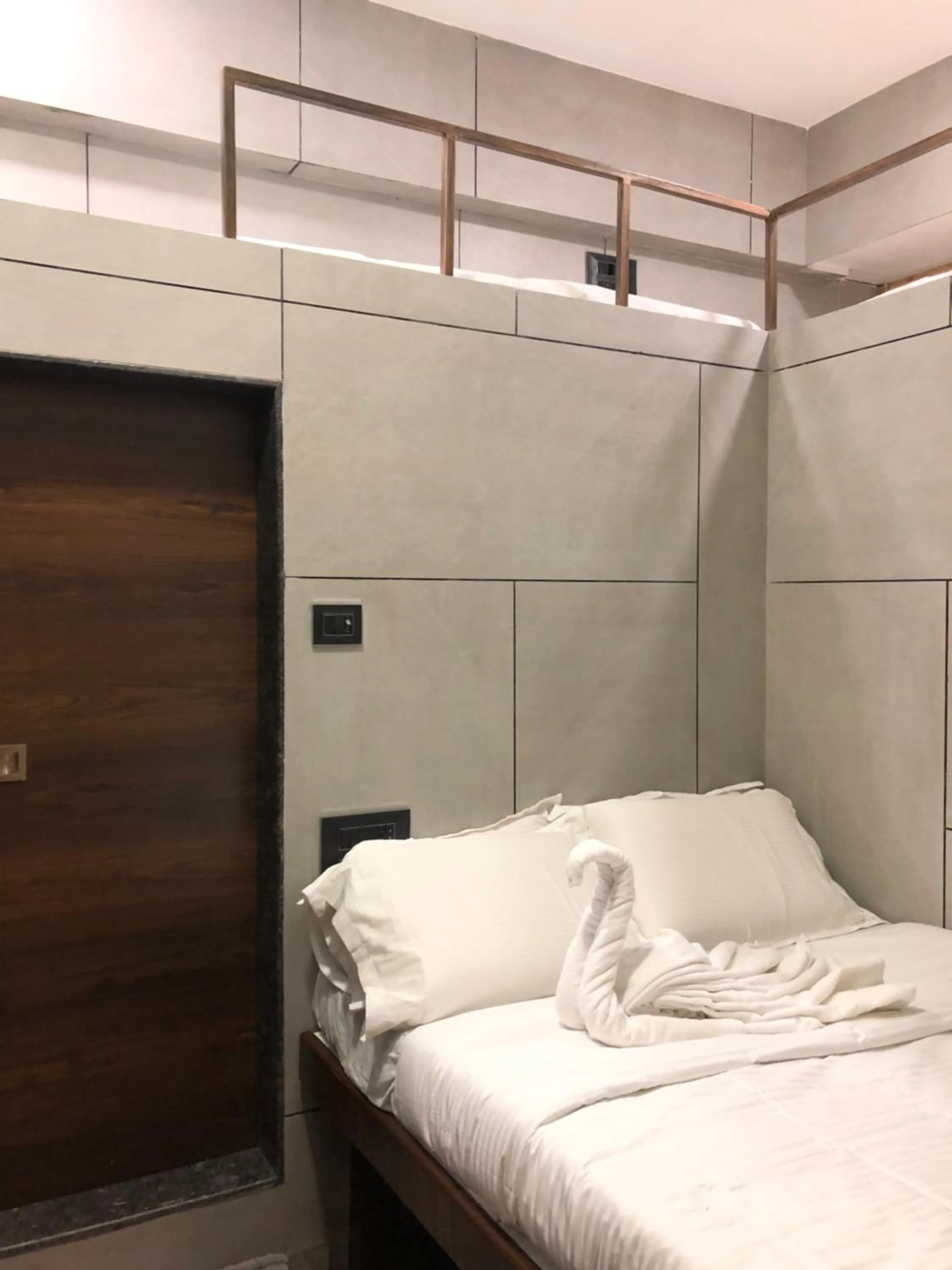 Bed in Hotel Rooms Dadar near Station