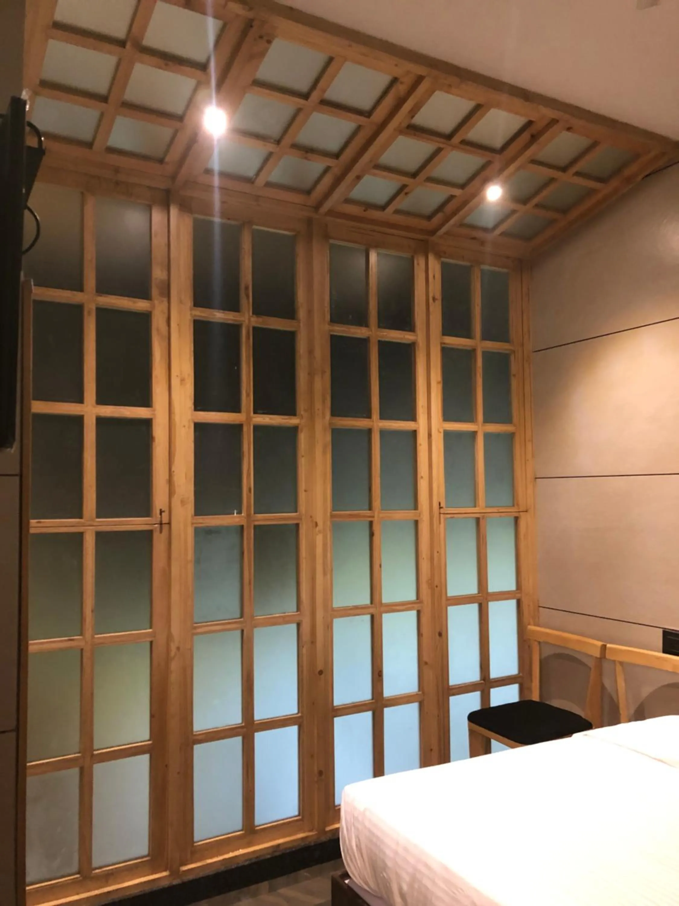 Bed in Hotel Rooms Dadar near Station