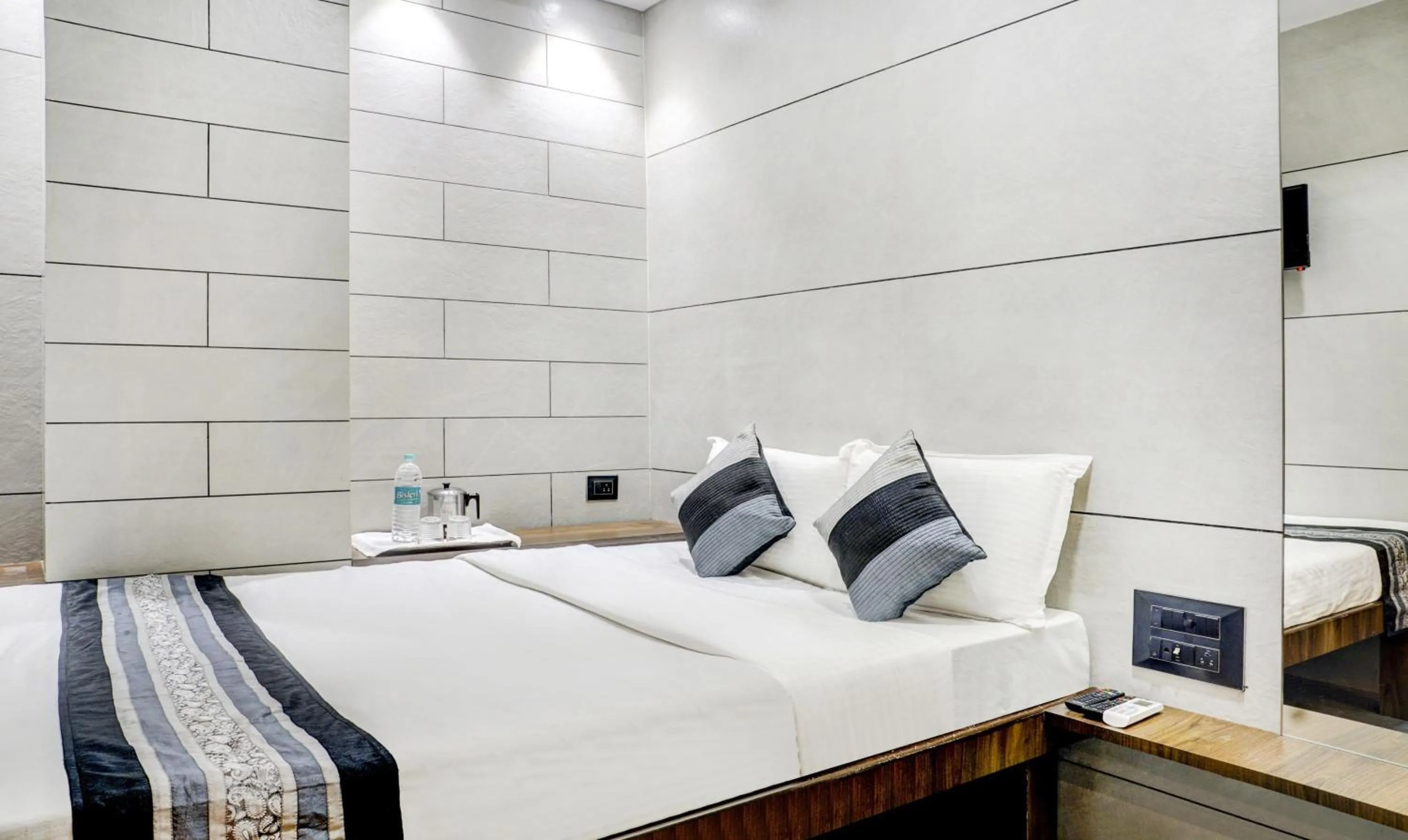 Bed in Hotel Rooms Dadar near Station