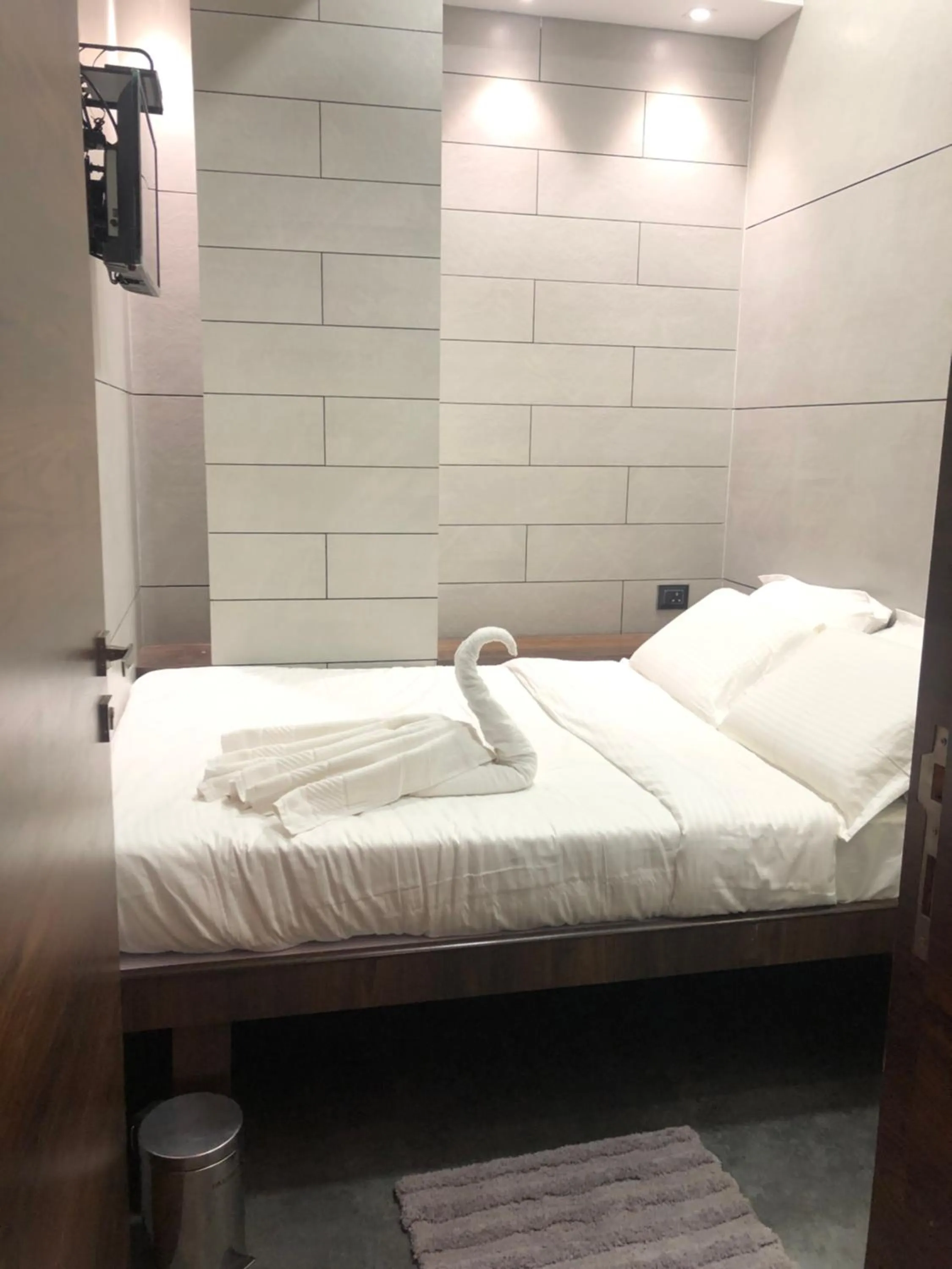 Bed in Hotel Rooms Dadar near Station