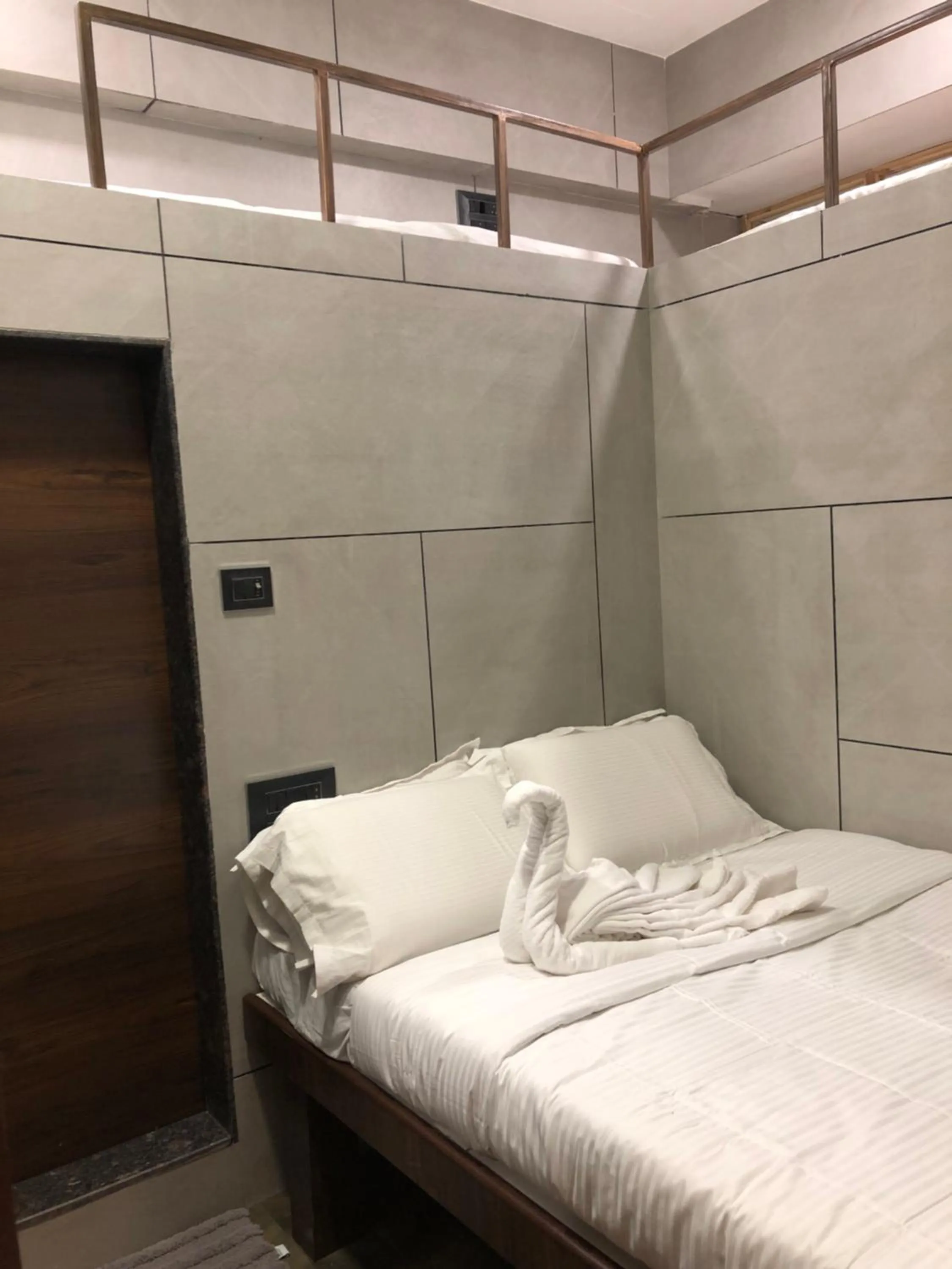 Bed in Hotel Rooms Dadar near Station