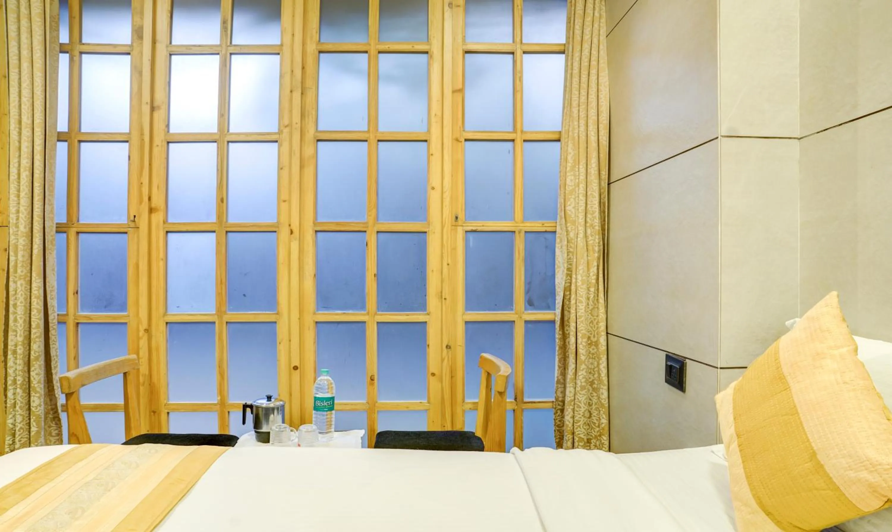 Bedroom, Bed in Hotel Rooms Dadar near Station