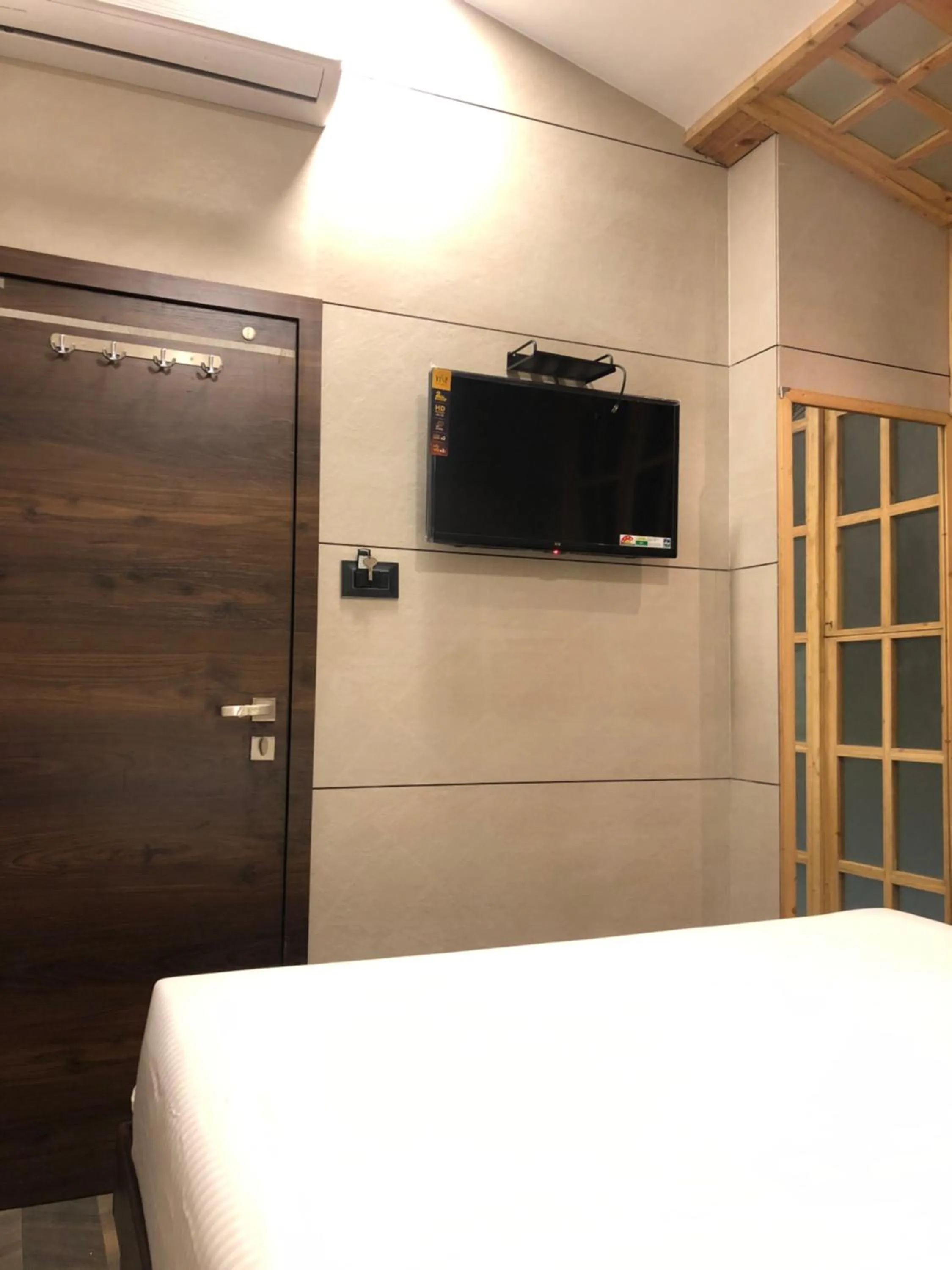 TV and multimedia, Bed in Hotel Rooms Dadar near Station