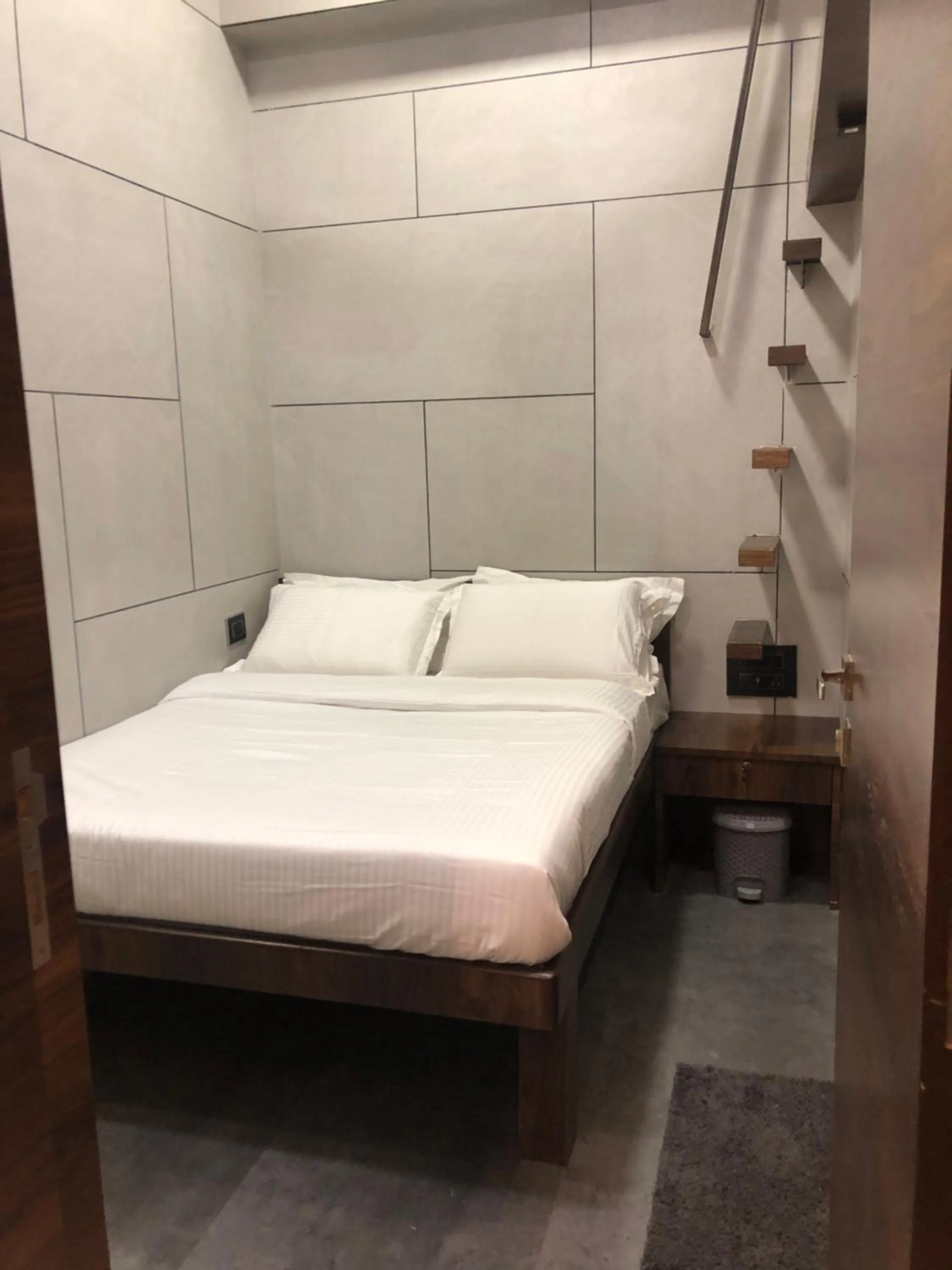 Bed in Hotel Rooms Dadar near Station