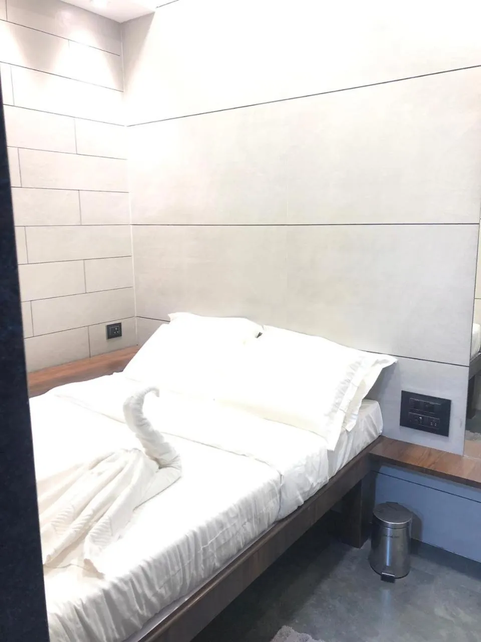 Bed in Hotel Rooms Dadar near Station