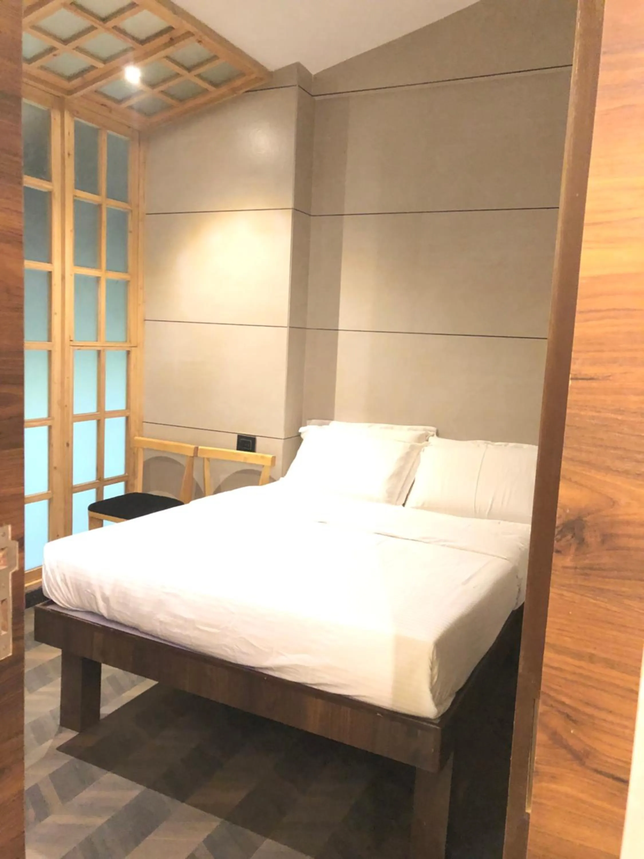 Bed in Hotel Rooms Dadar near Station