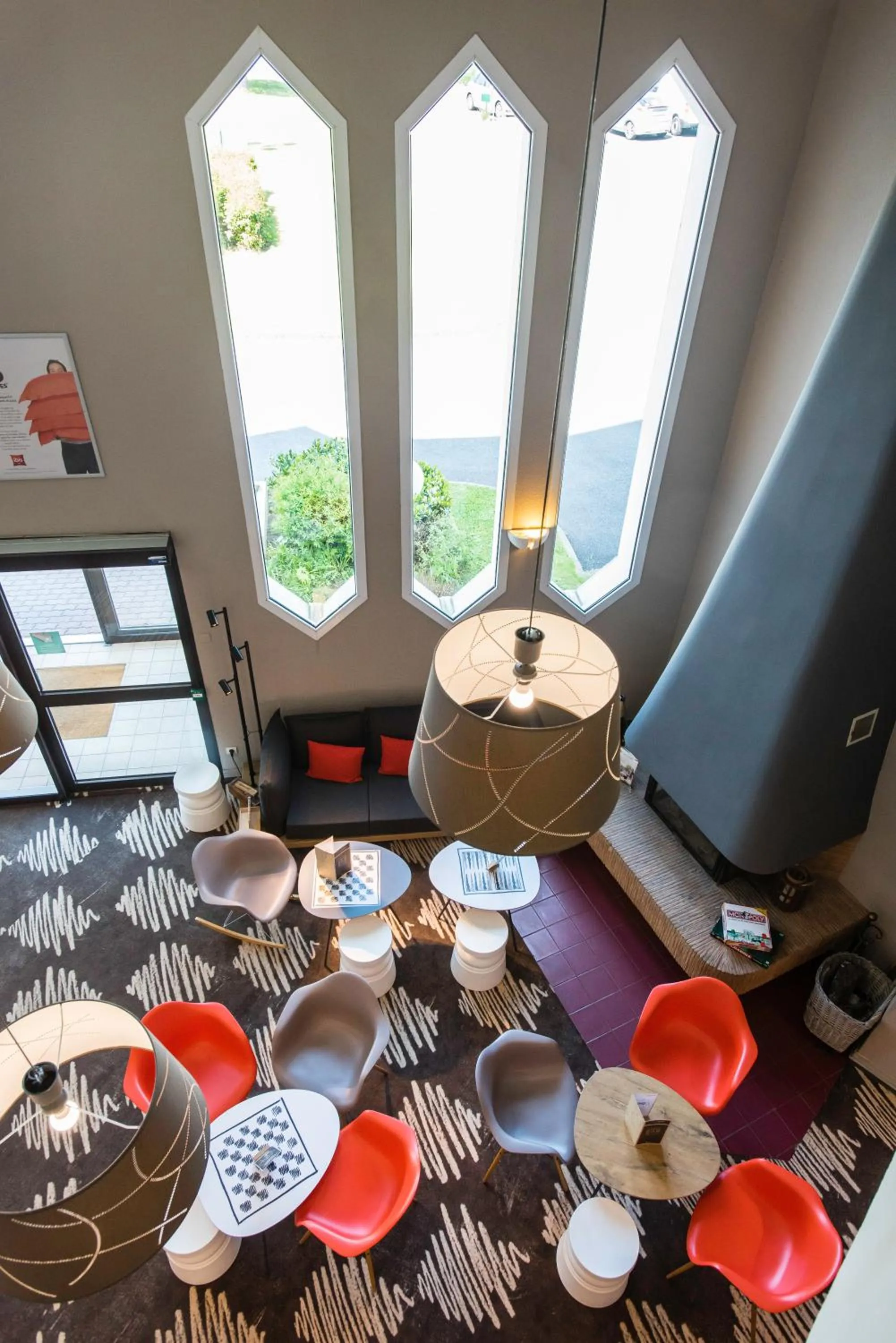 Lounge or bar in Ibis Château-Thierry