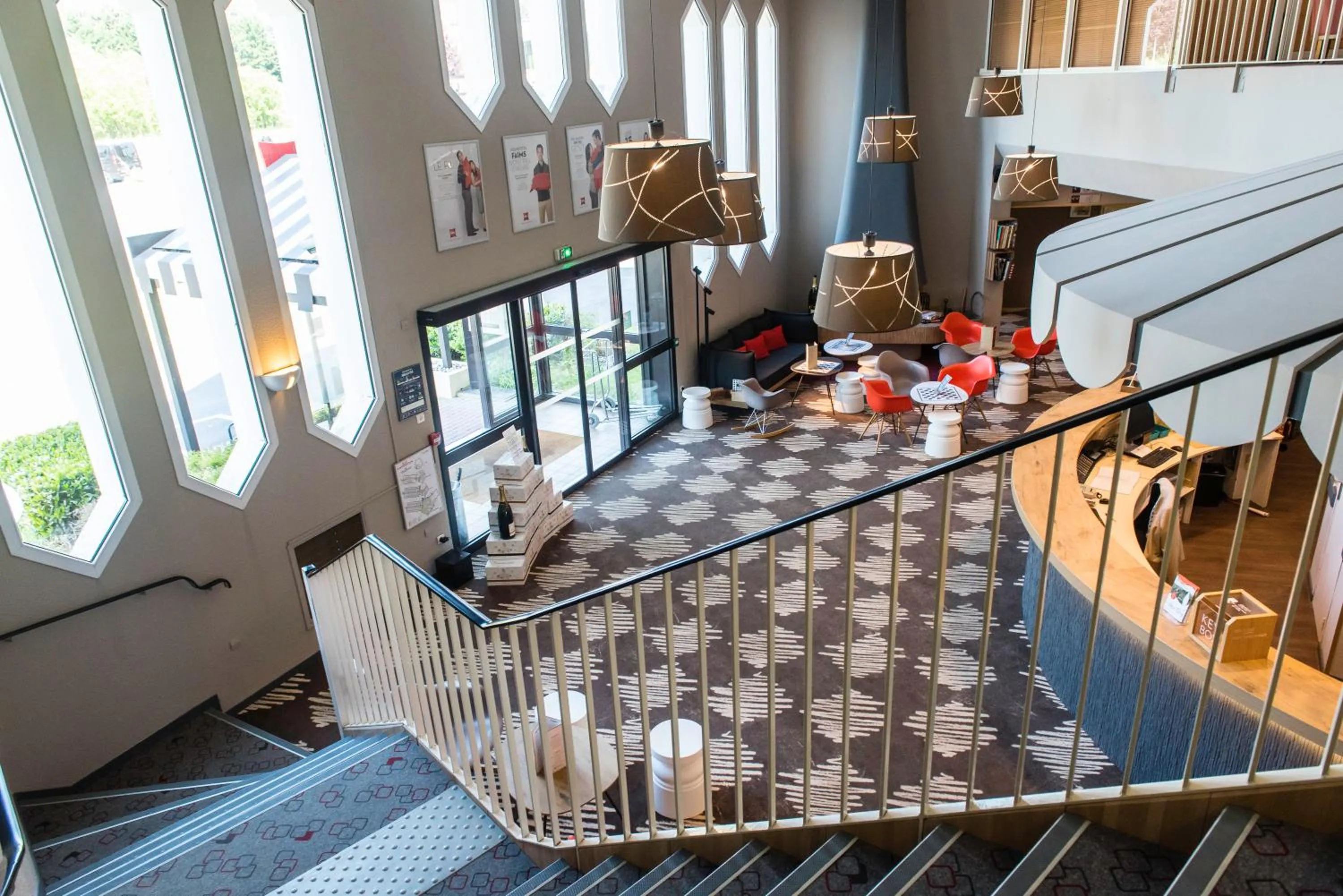 Communal lounge/ TV room in Ibis Château-Thierry