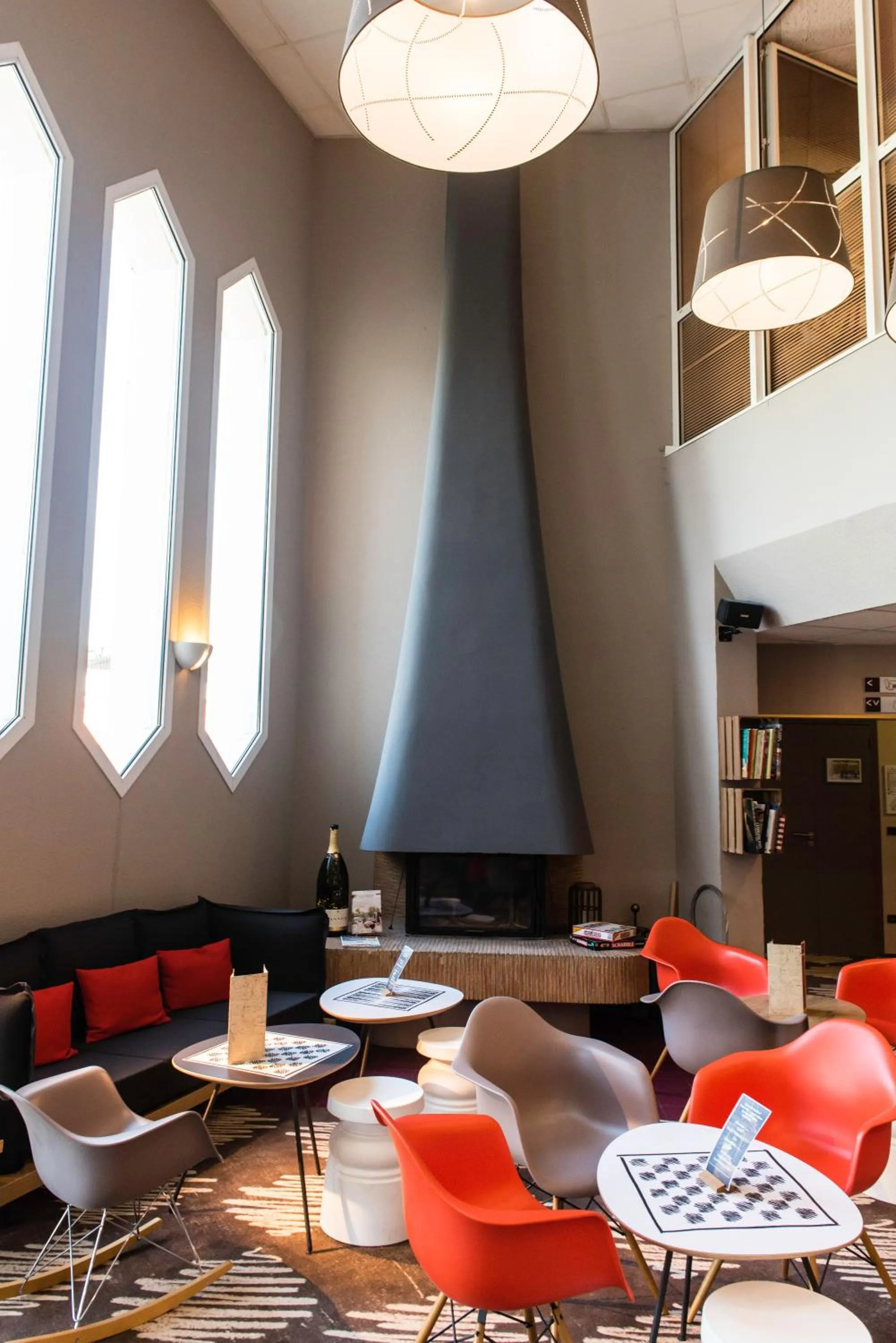 Lounge or bar in Ibis Château-Thierry