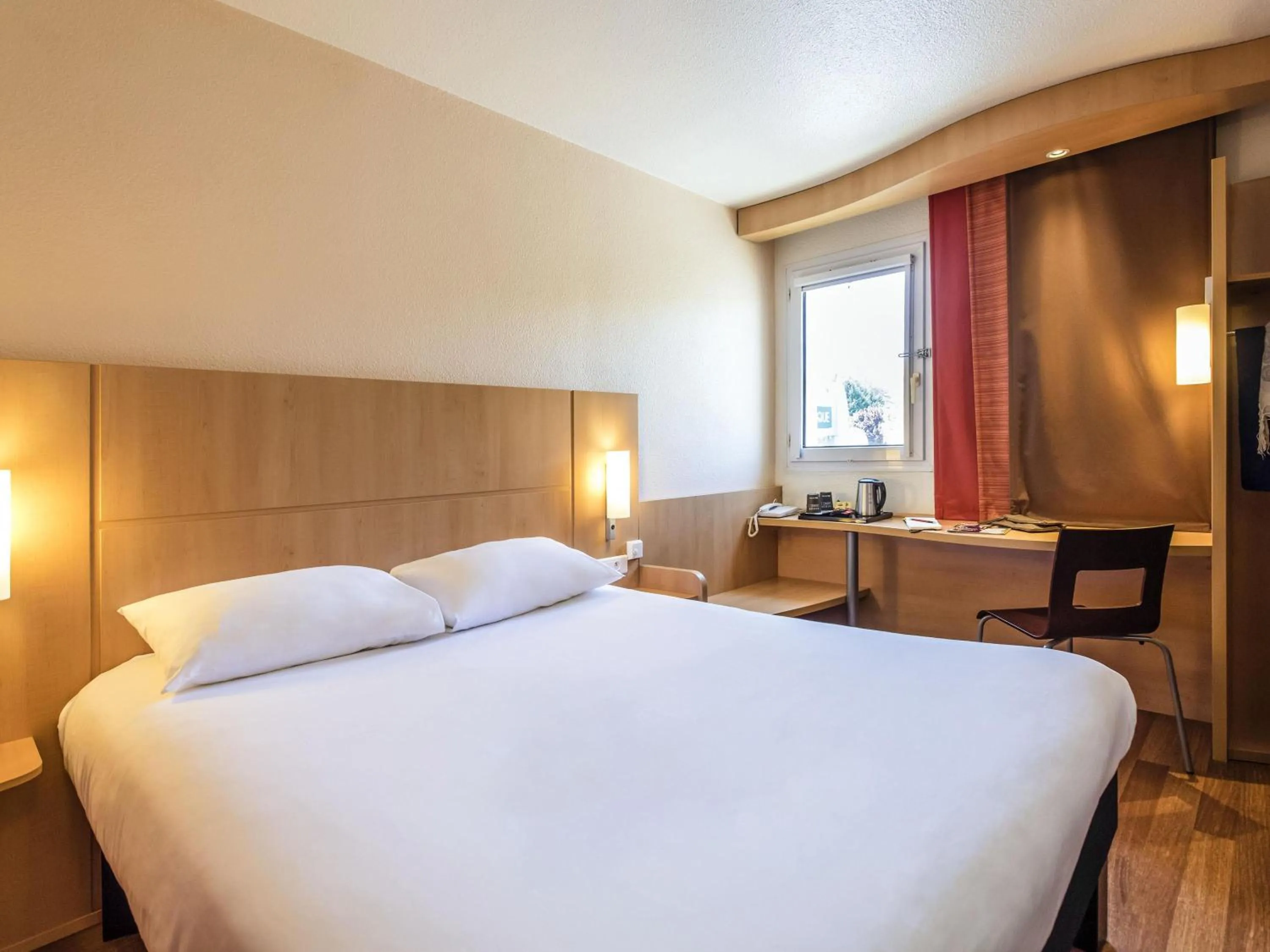 Bedroom, Bed in Ibis Château-Thierry