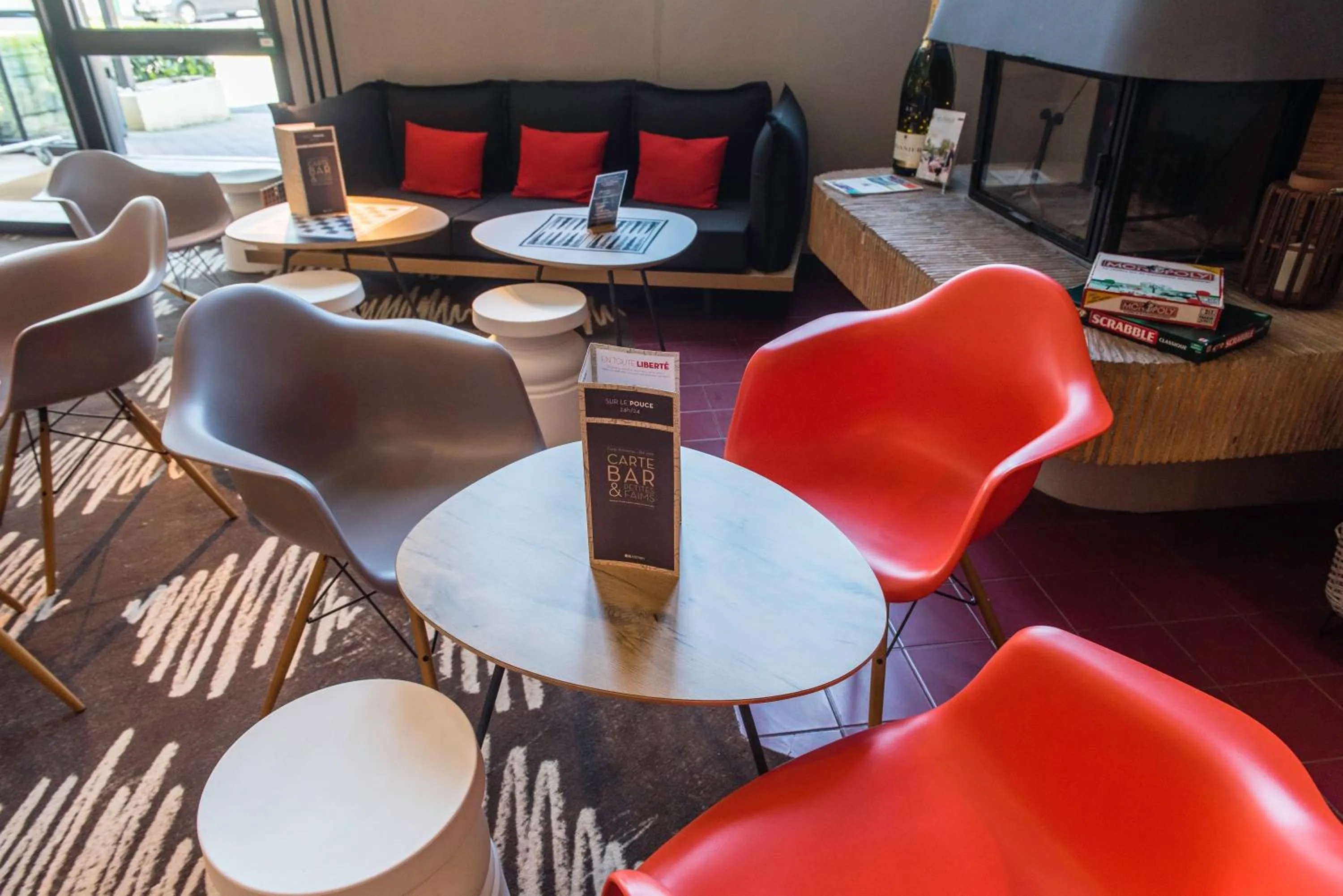 Lounge or bar in Ibis Château-Thierry