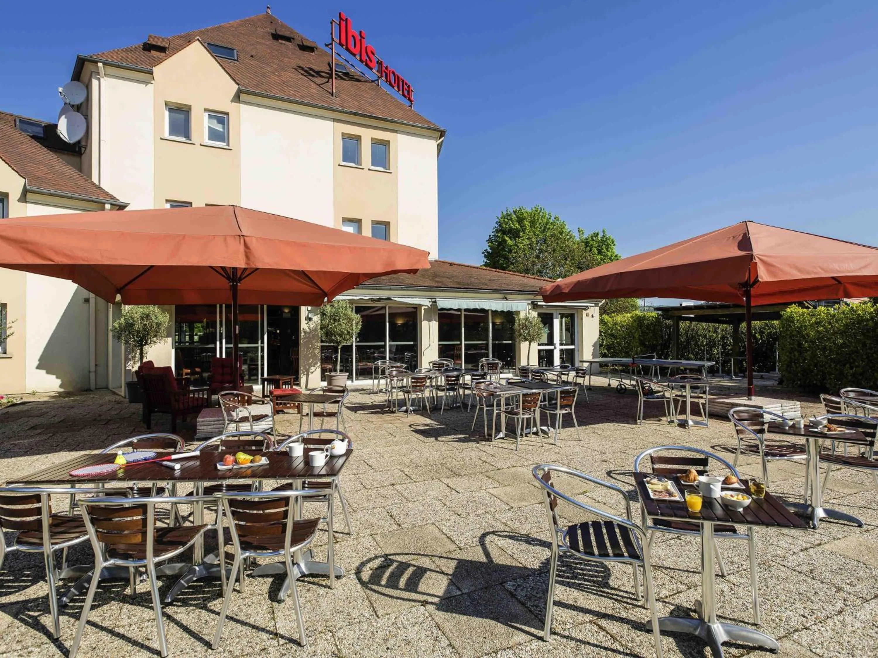 Lounge or bar in Ibis Château-Thierry