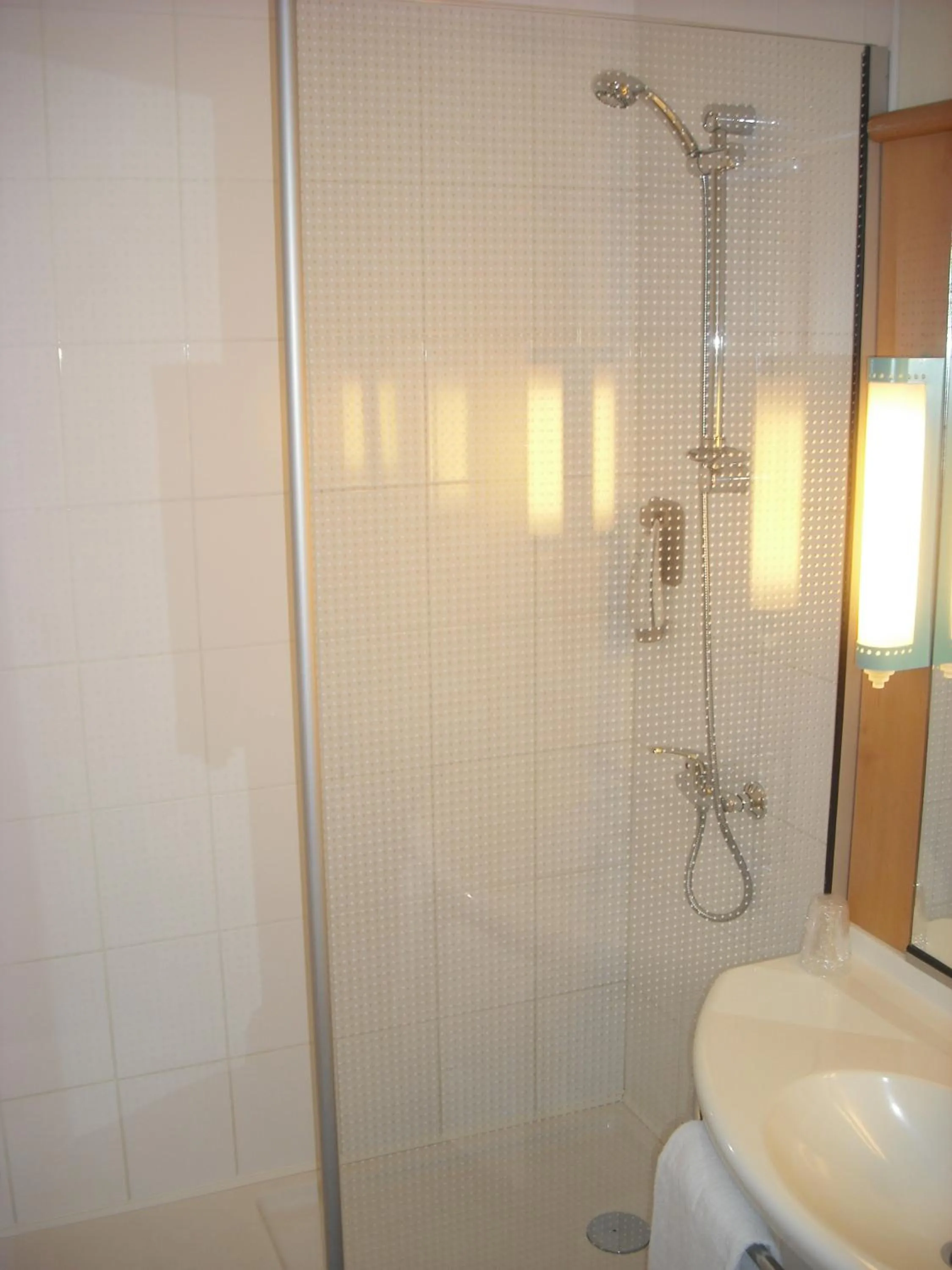 Bathroom in Ibis Château-Thierry