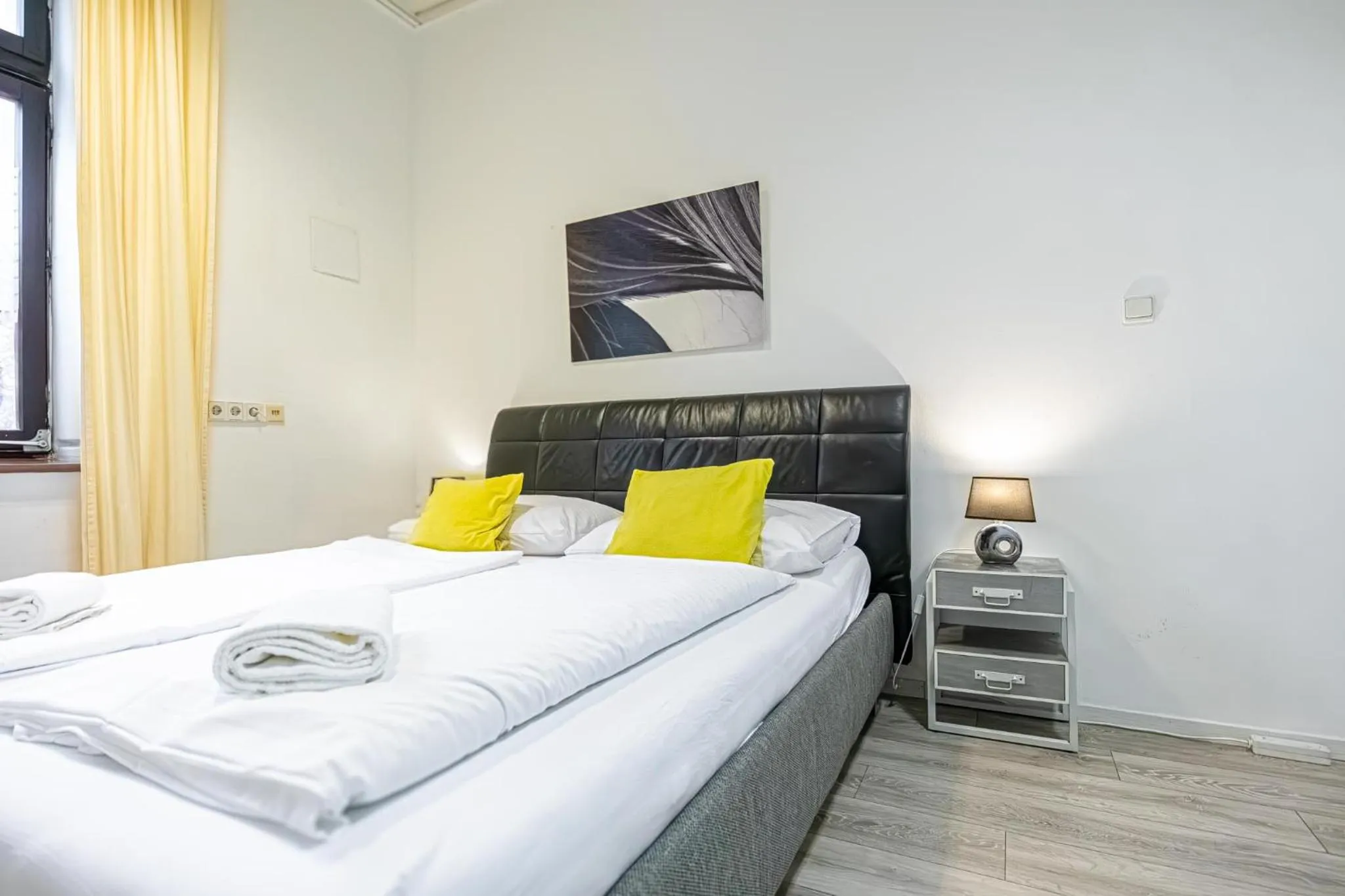 Bed in Modern Apartment suitable for Longstays