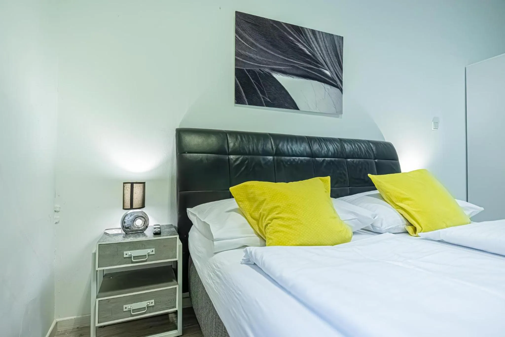 Bed in Modern Apartment suitable for Longstays