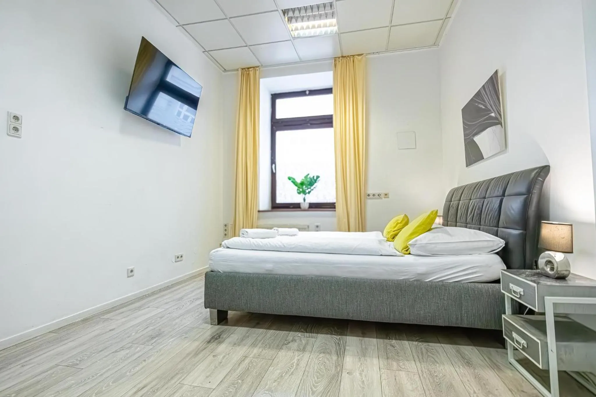 Bed in Modern Apartment suitable for Longstays