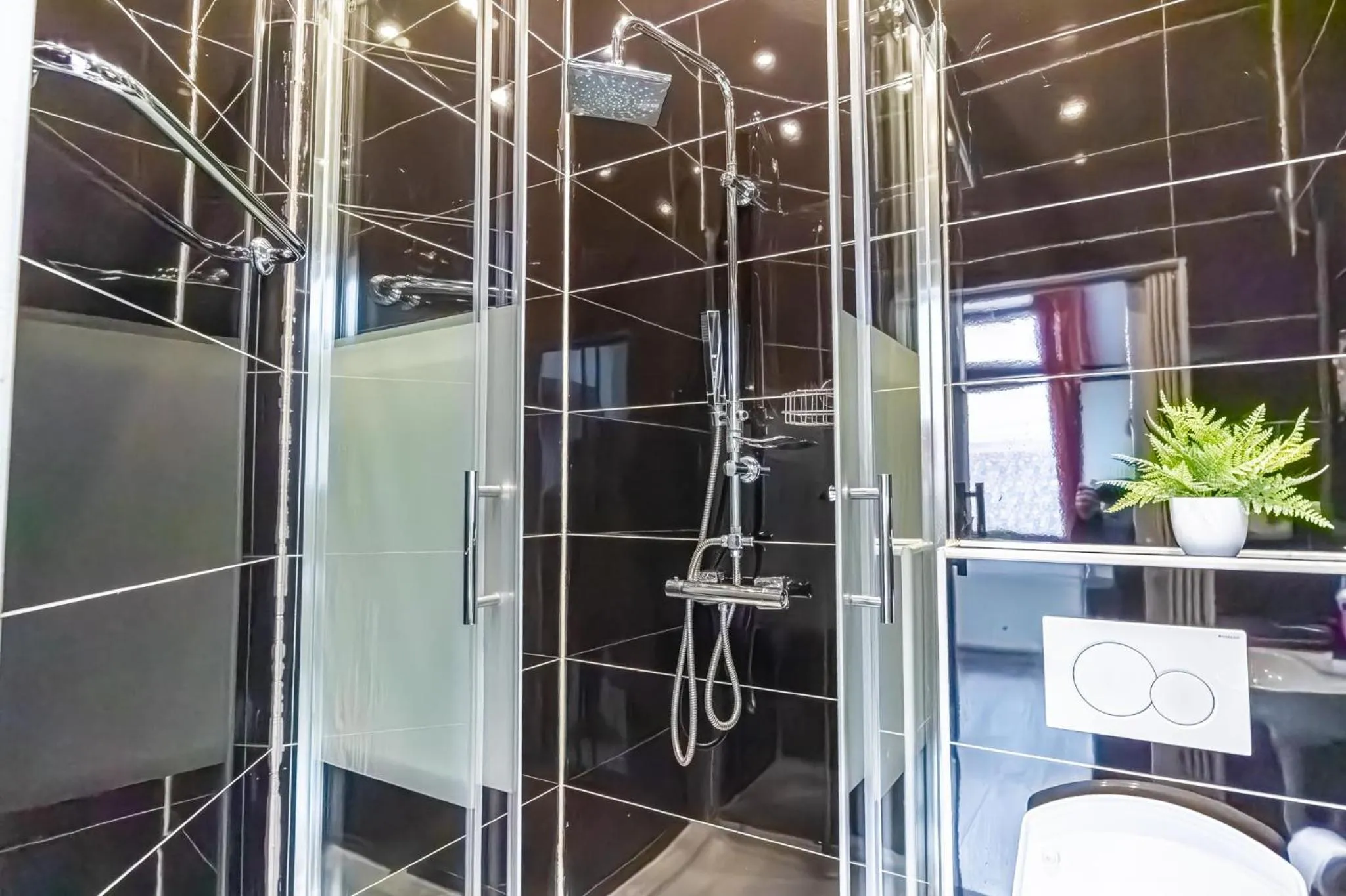 Shower in Modern Apartment suitable for Longstays