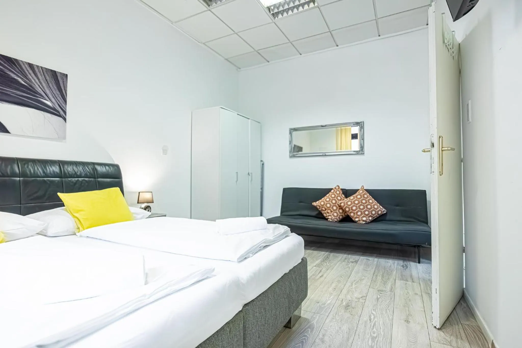 Bed in Modern Apartment suitable for Longstays