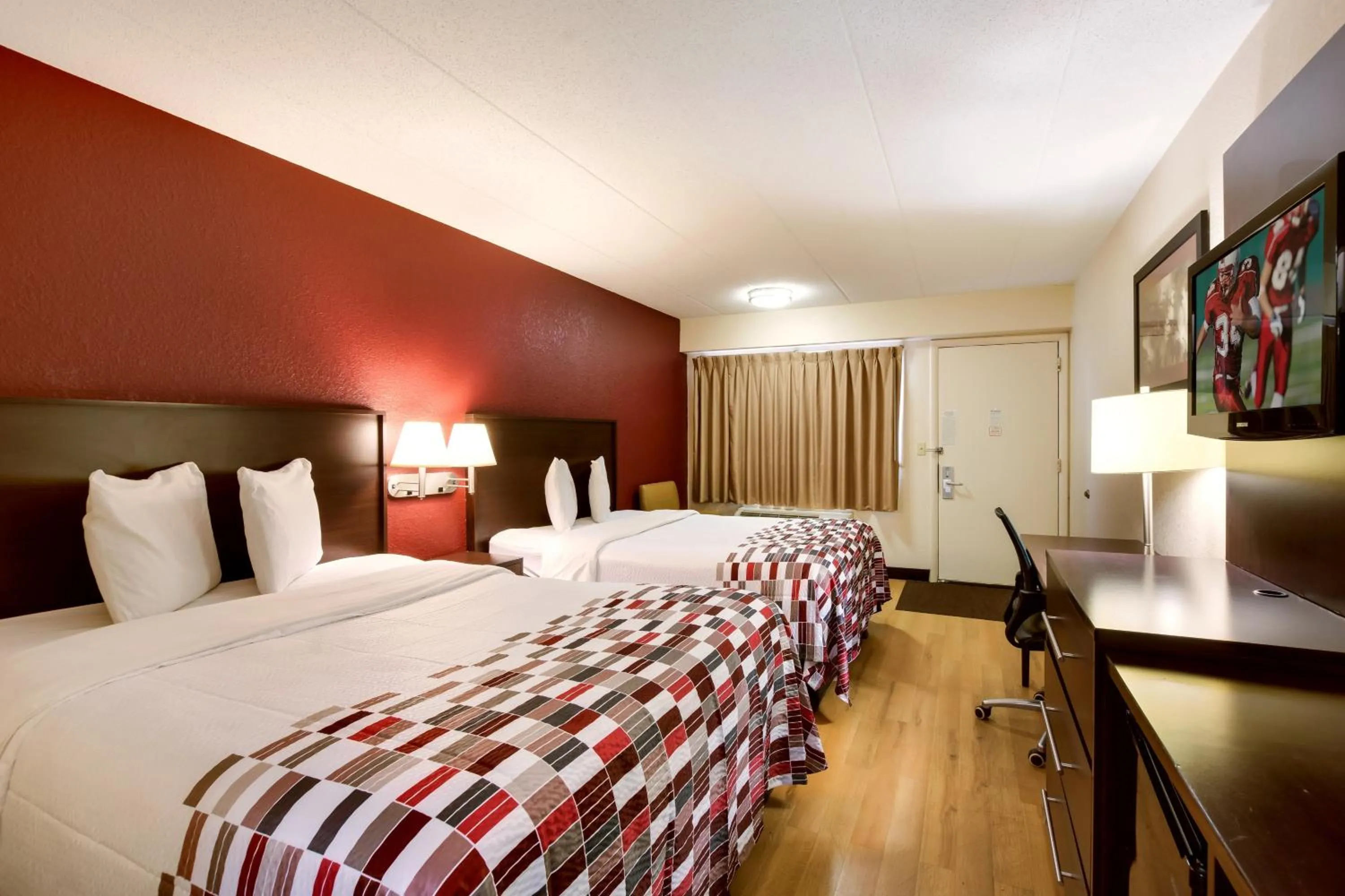 Photo of the whole room, Bed in Red Roof Inn Grand Rapids Airport