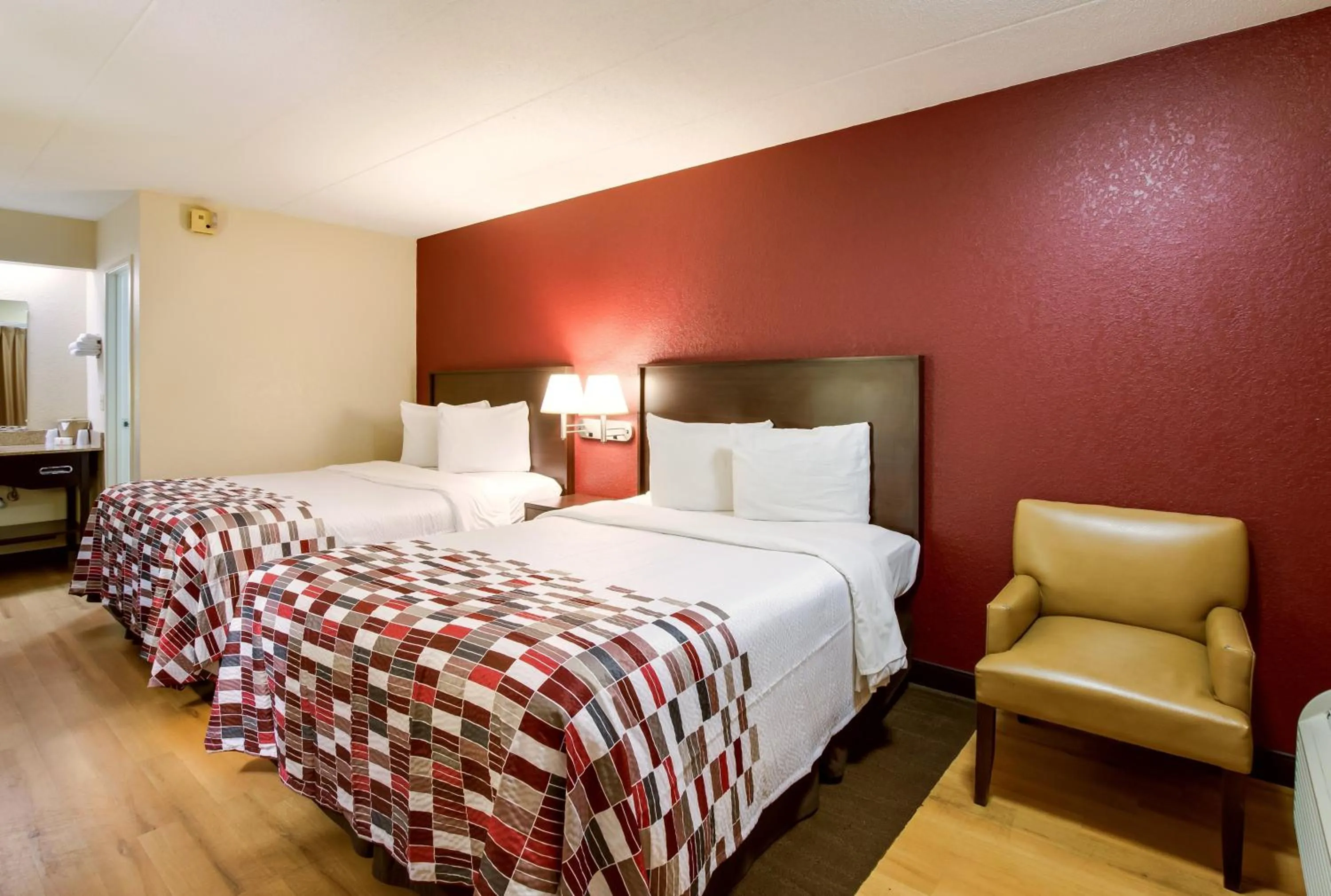 Photo of the whole room, Bed in Red Roof Inn Grand Rapids Airport