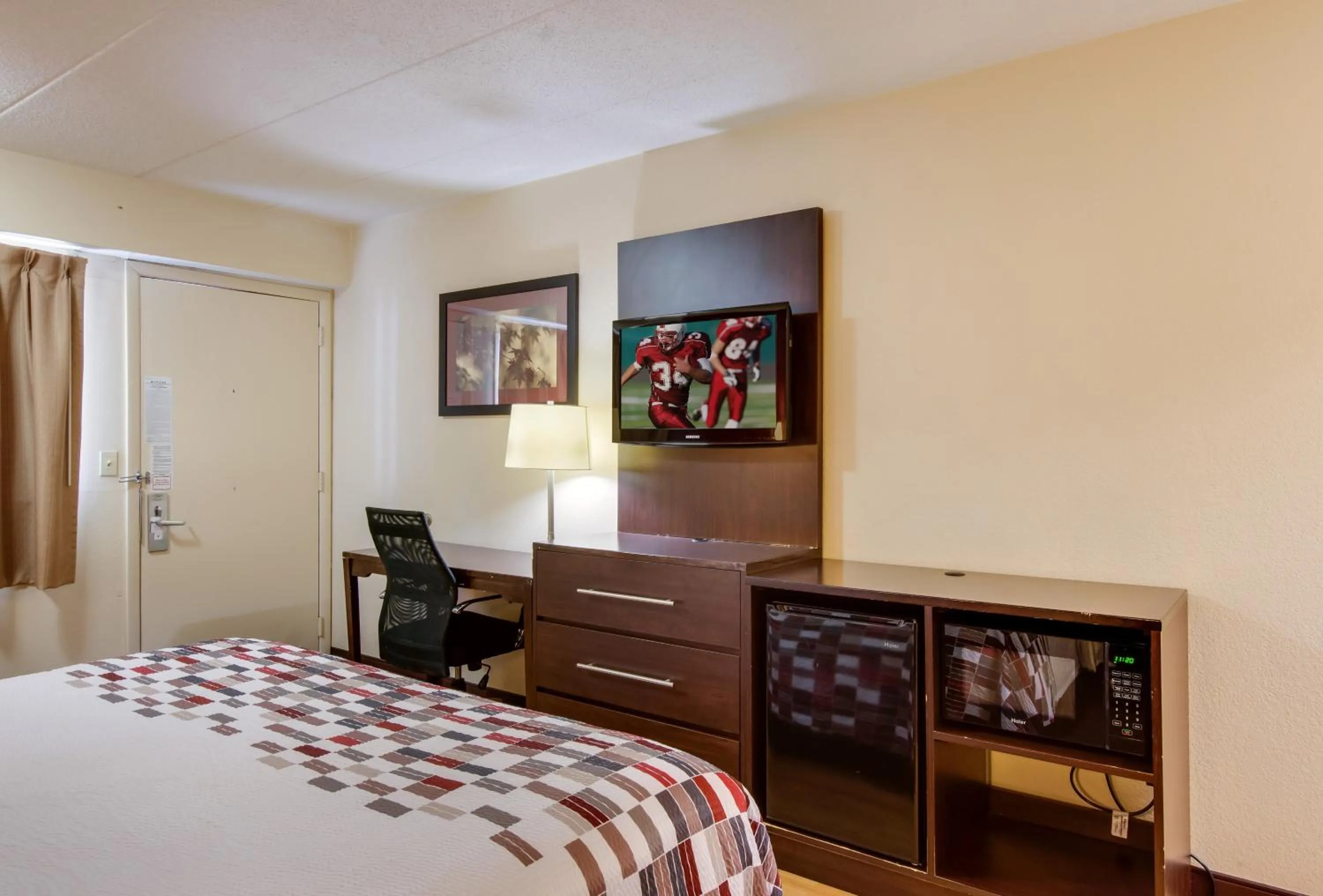 Photo of the whole room, Bed in Red Roof Inn Grand Rapids Airport
