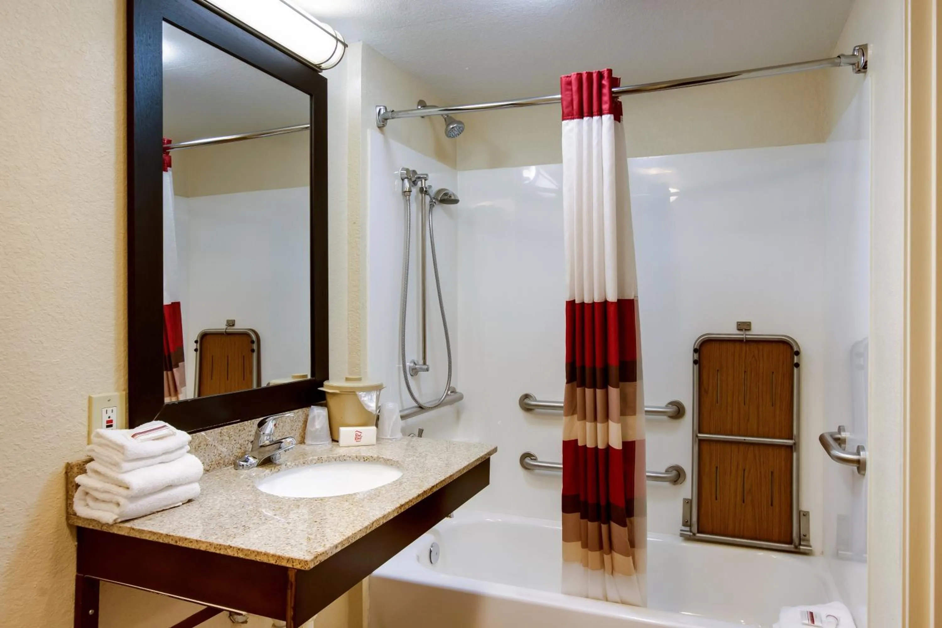 Bathroom in Red Roof Inn Grand Rapids Airport