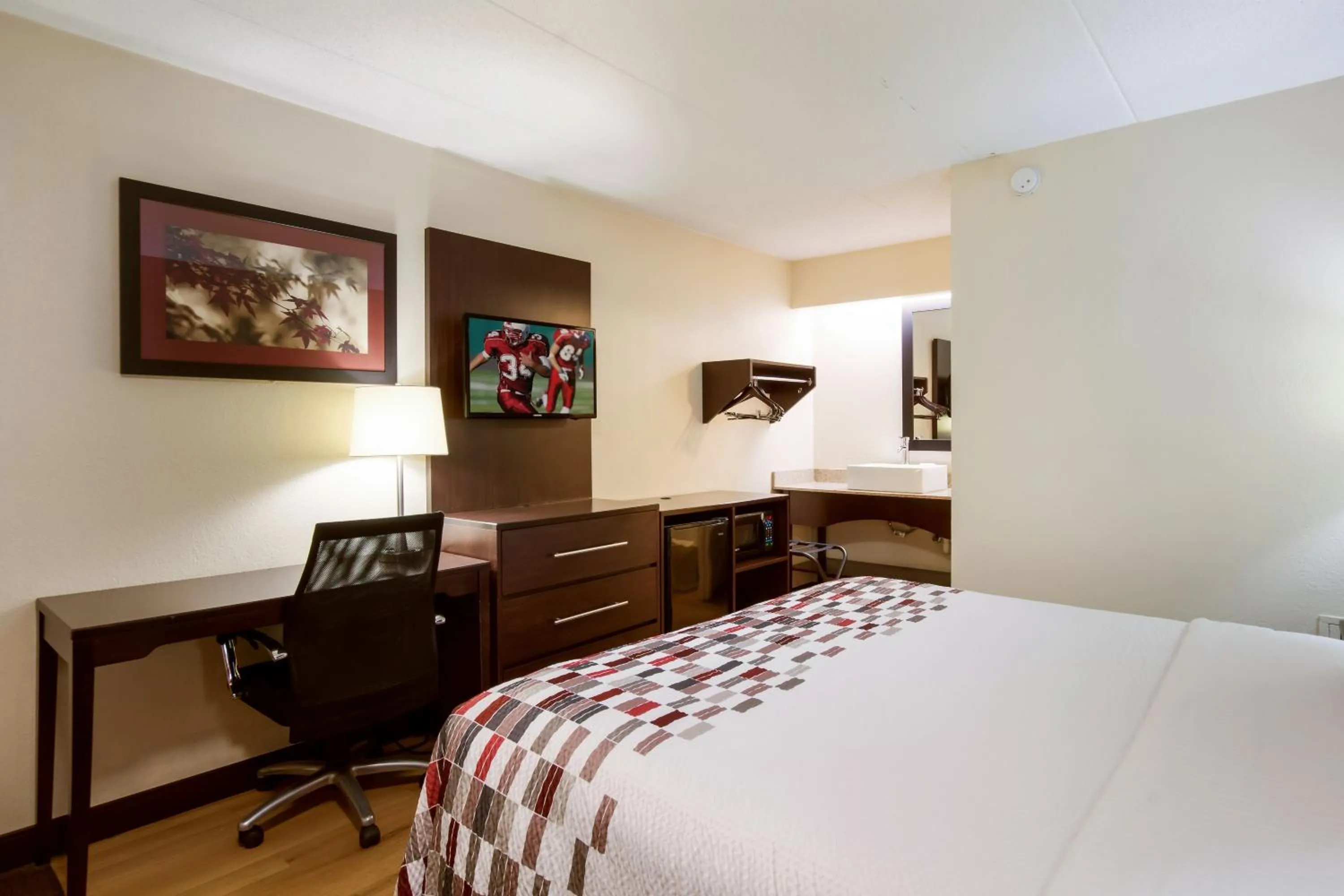 Photo of the whole room, Bed in Red Roof Inn Grand Rapids Airport