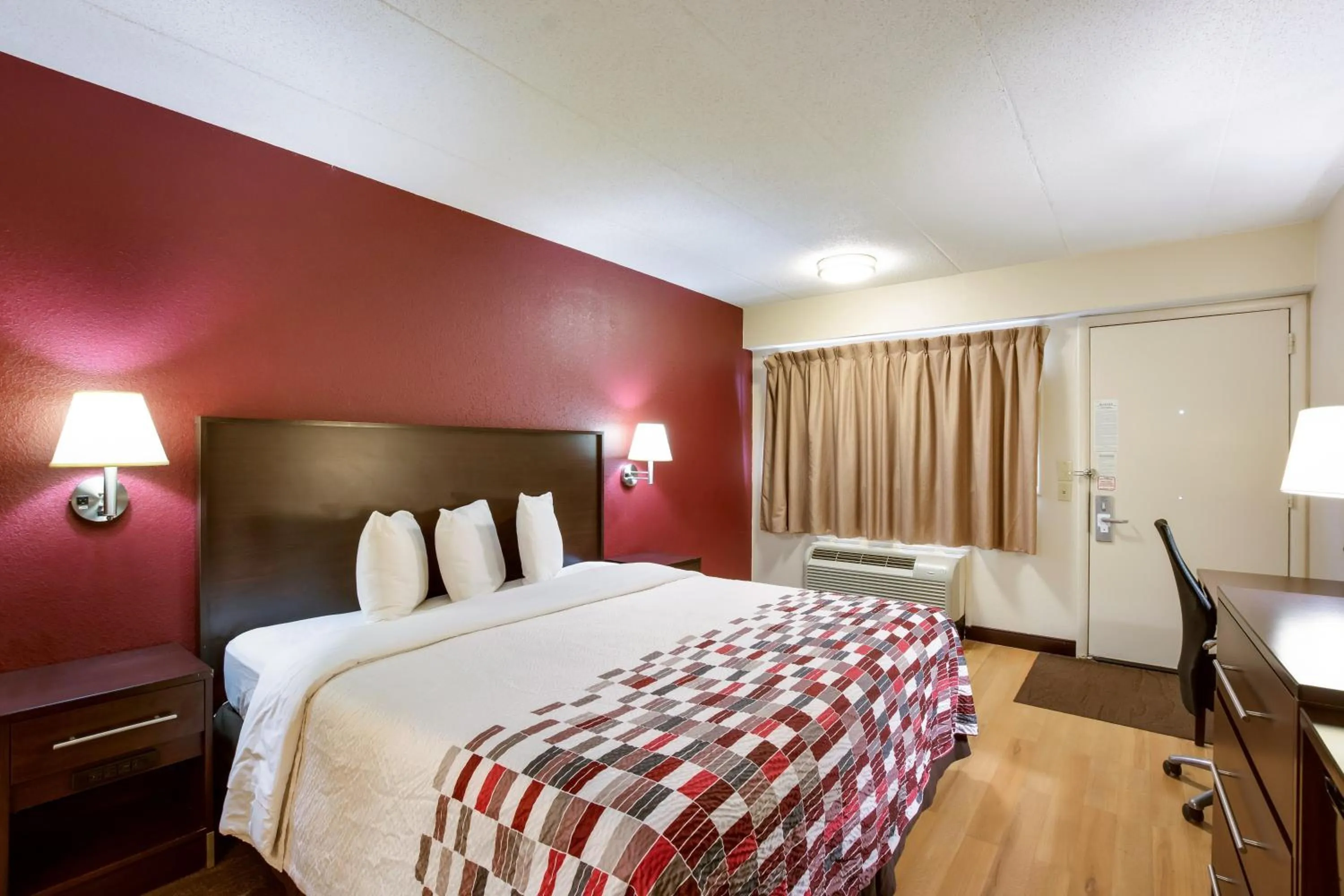Photo of the whole room, Bed in Red Roof Inn Grand Rapids Airport