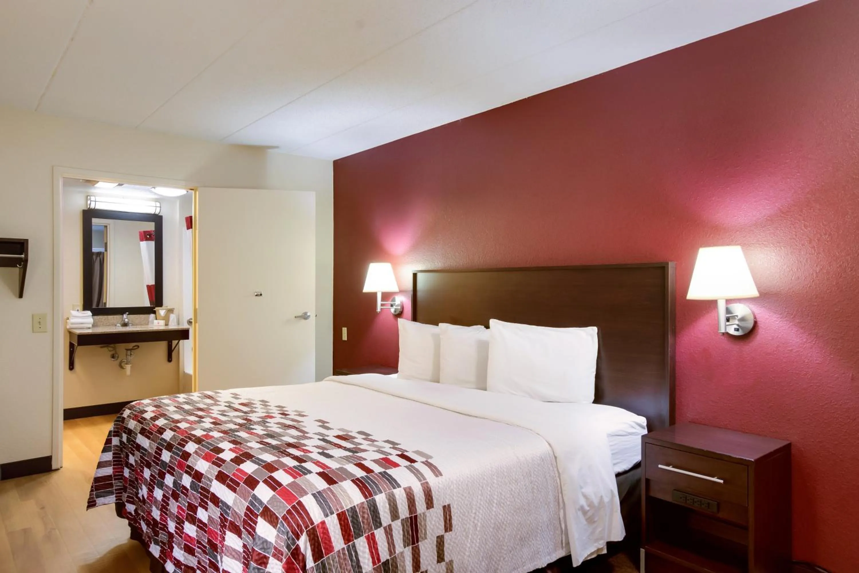 Photo of the whole room, Bed in Red Roof Inn Grand Rapids Airport