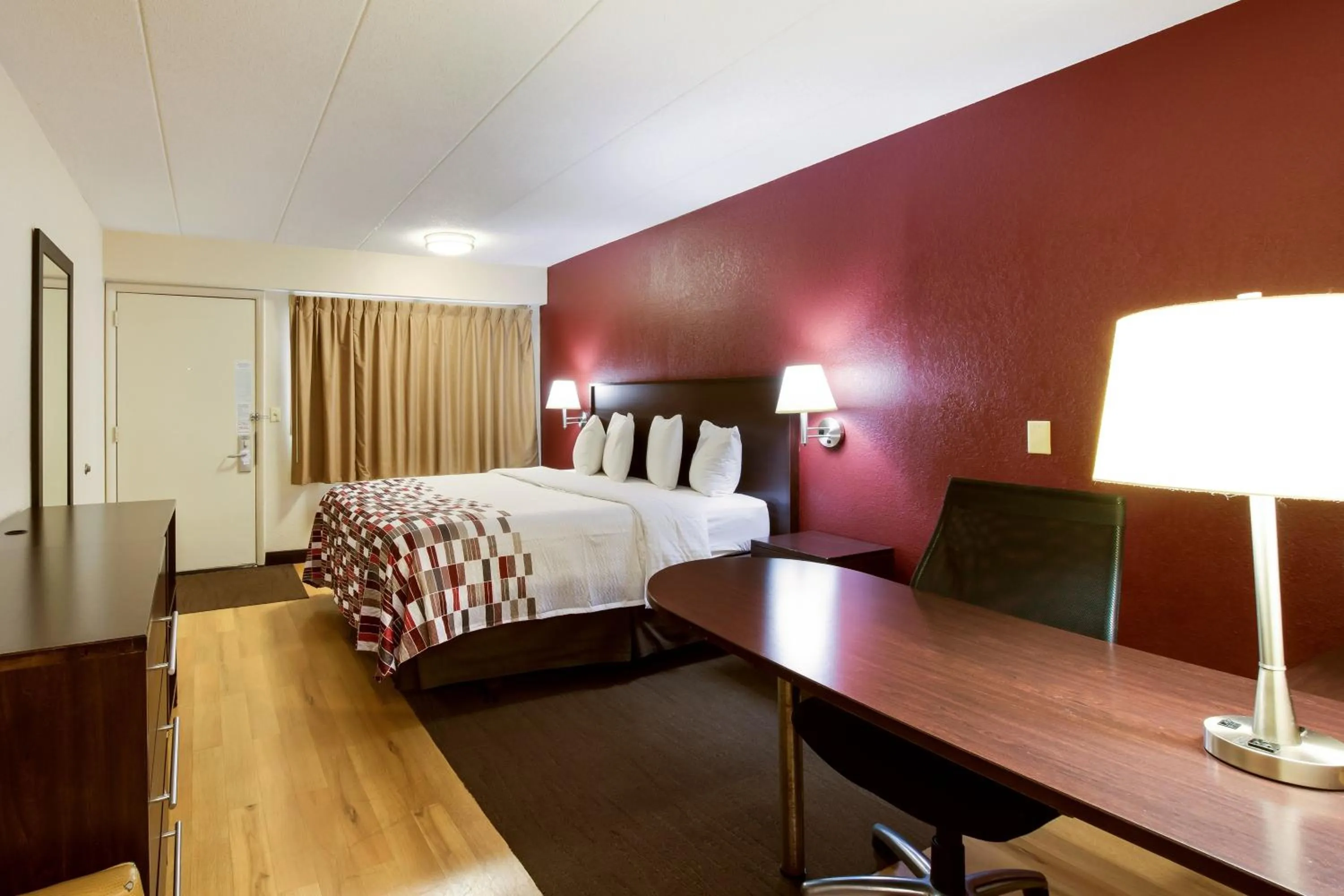 Photo of the whole room, Bed in Red Roof Inn Grand Rapids Airport