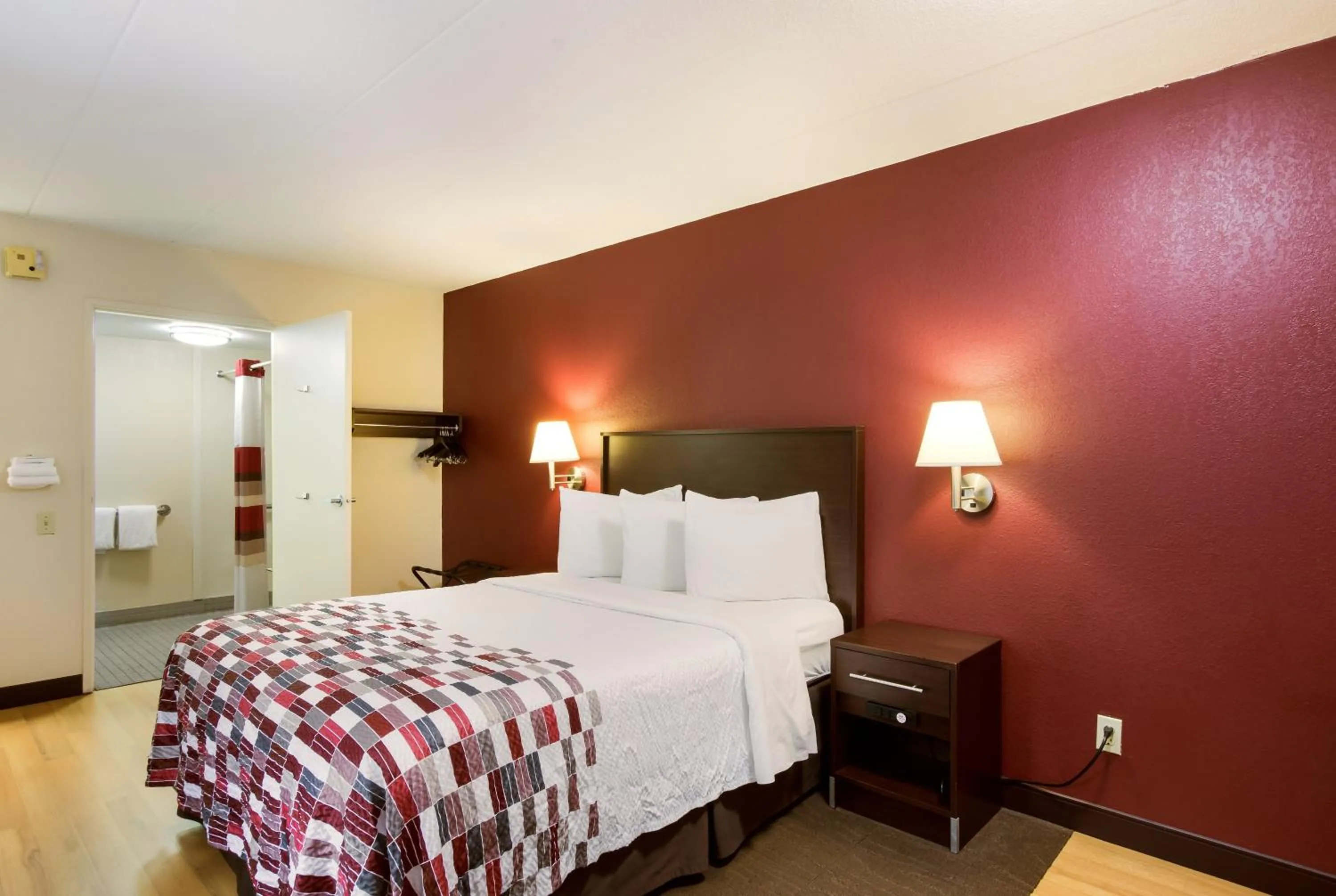 Photo of the whole room, Bed in Red Roof Inn Grand Rapids Airport