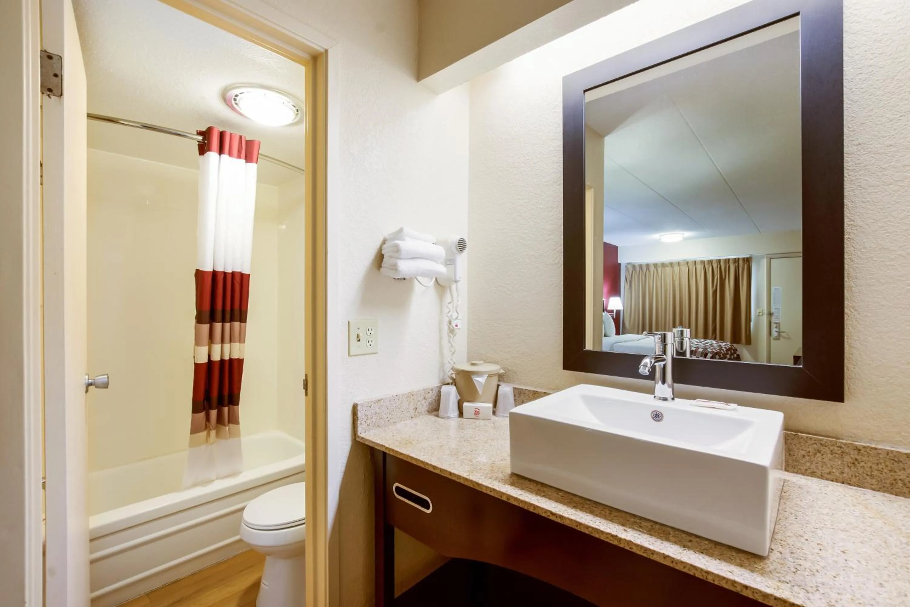 Bathroom in Red Roof Inn Grand Rapids Airport