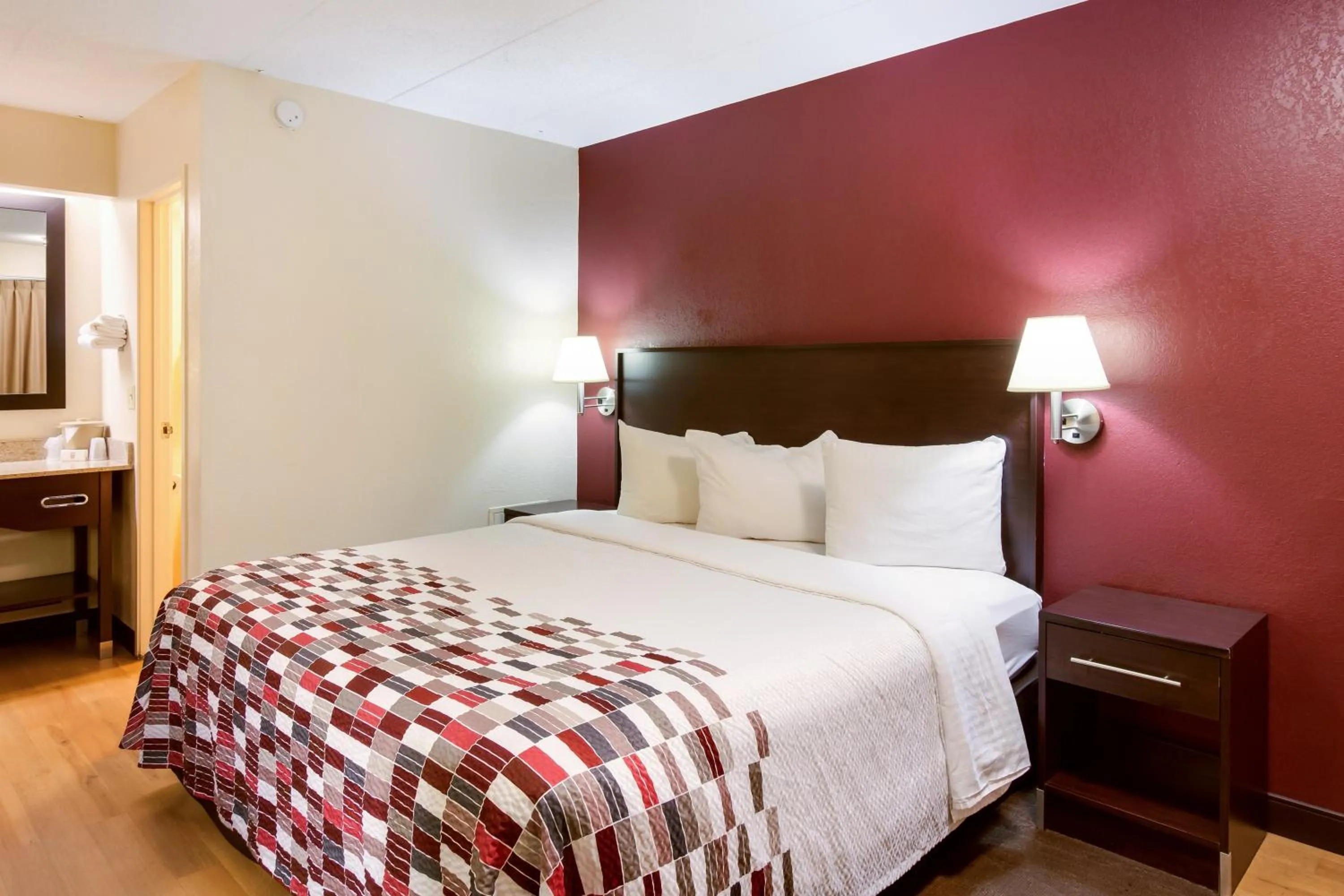 Photo of the whole room, Bed in Red Roof Inn Grand Rapids Airport