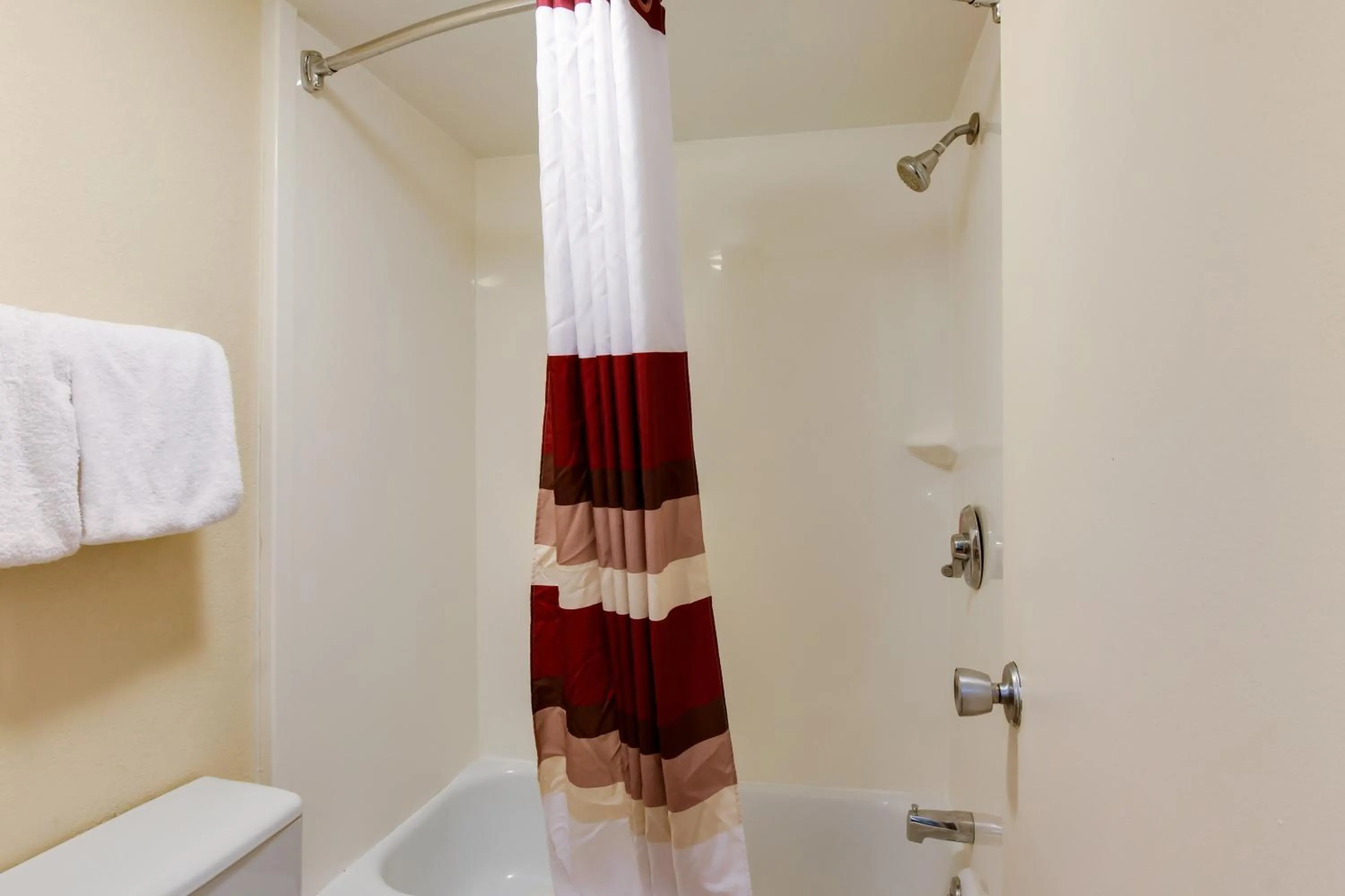 Bathroom in Red Roof Inn Grand Rapids Airport