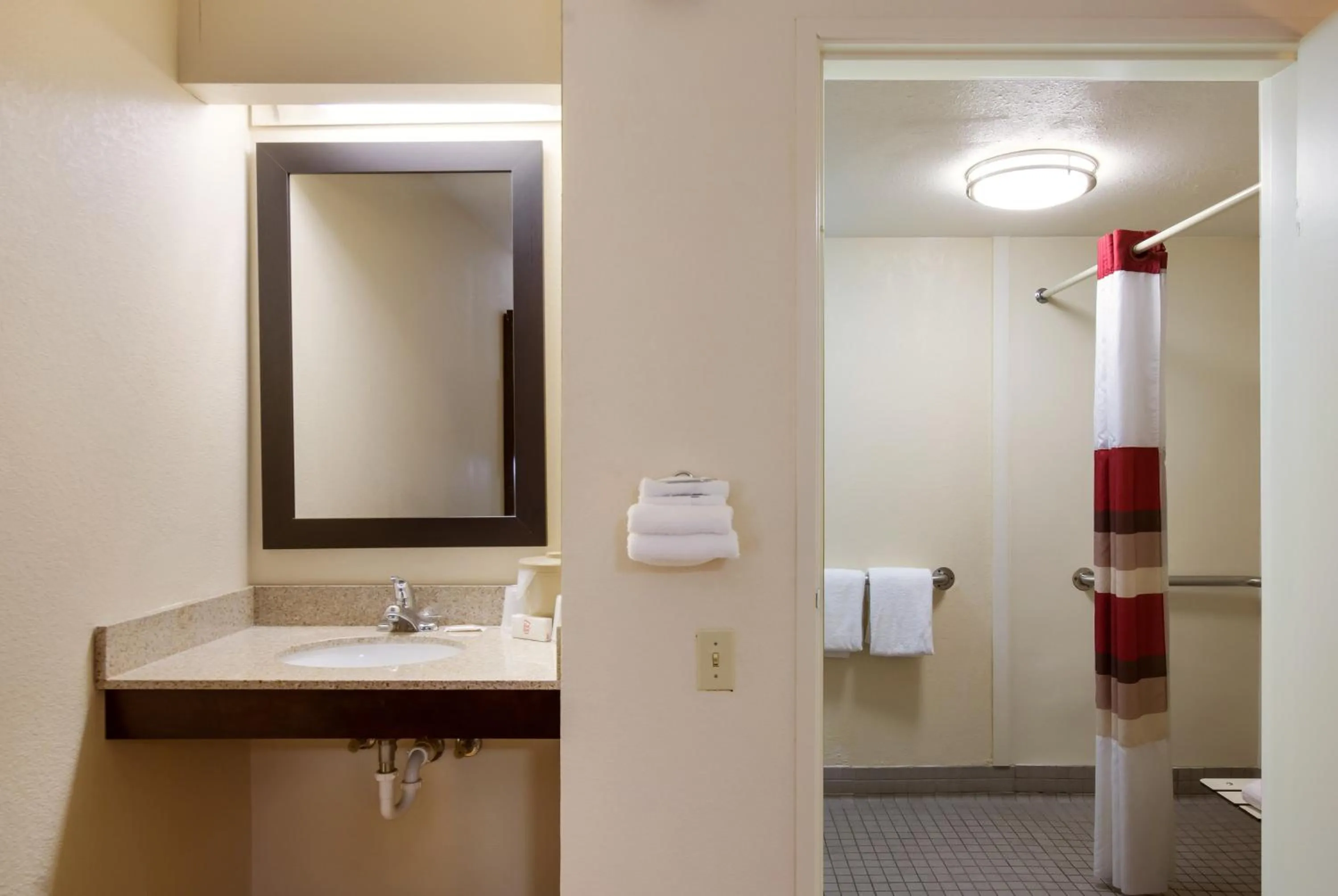 Bathroom in Red Roof Inn Grand Rapids Airport
