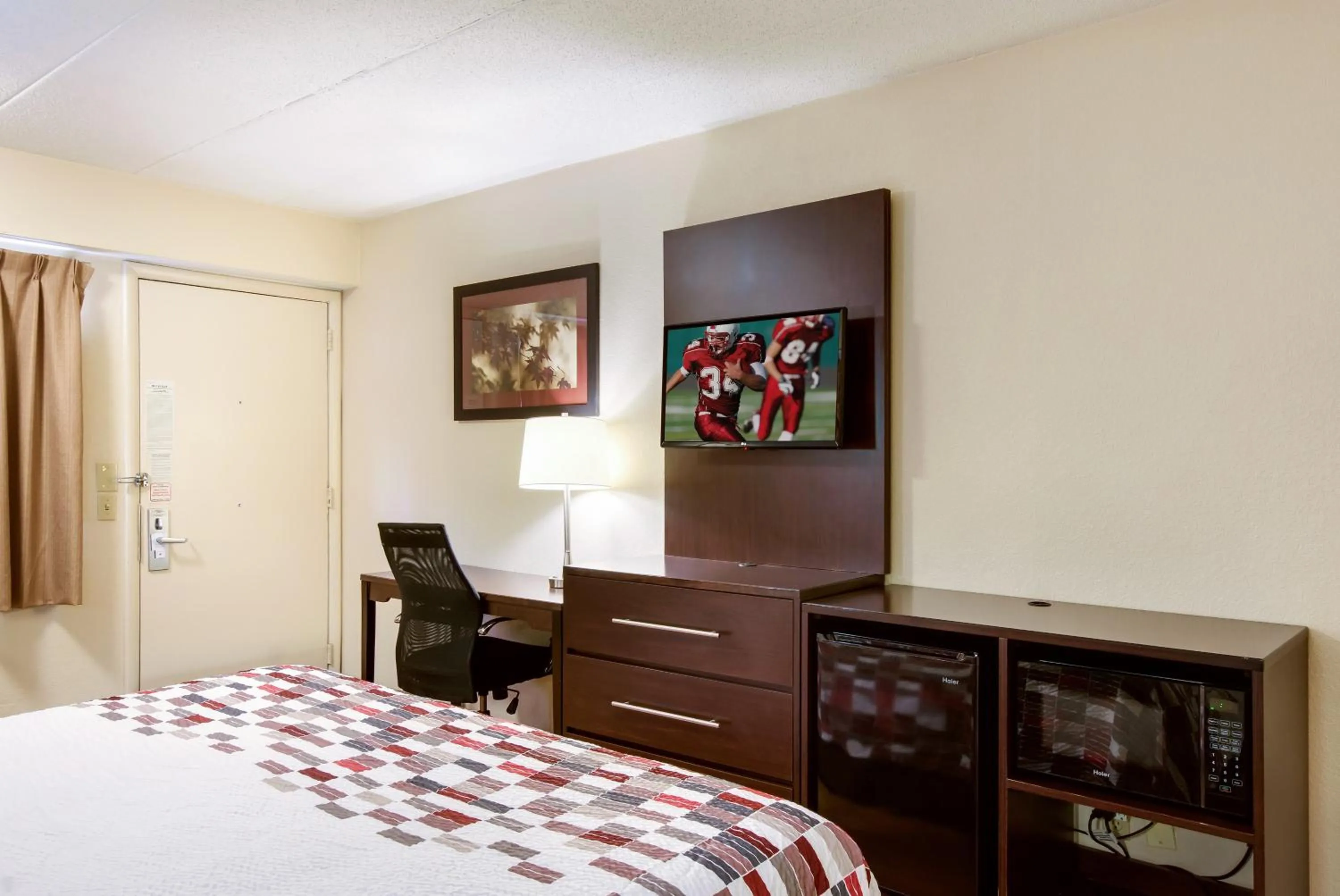 Photo of the whole room, Bed in Red Roof Inn Grand Rapids Airport