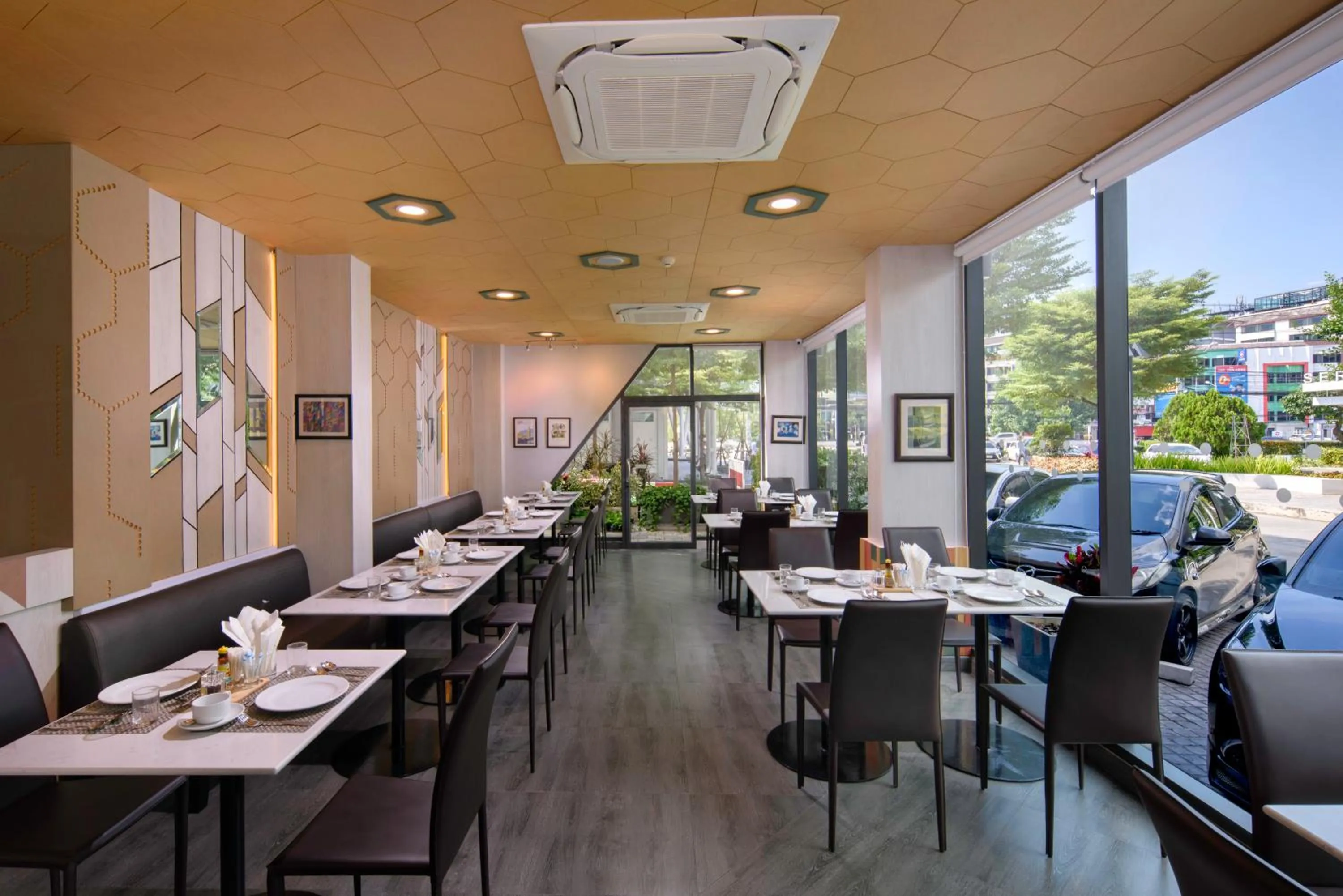 Restaurant/places to eat in Prime Square Hotel