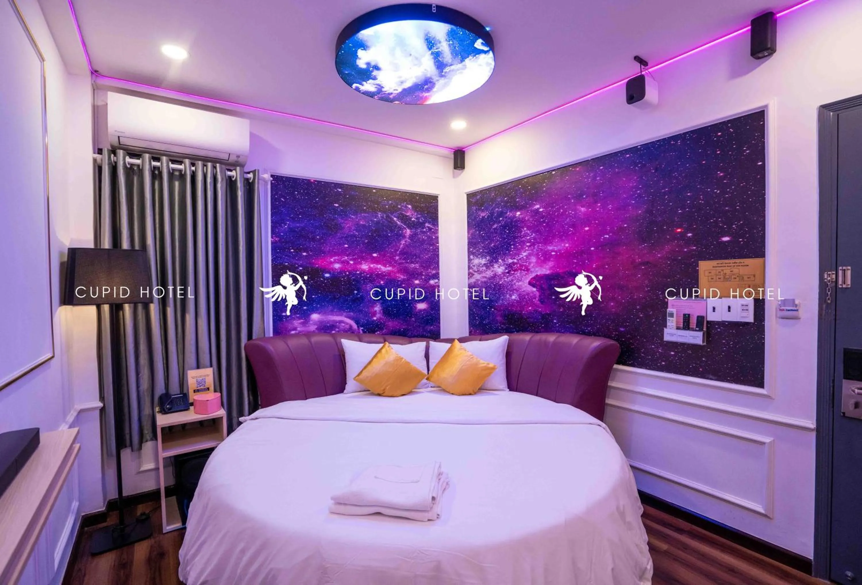 Bedroom, Bed in Cupid Hotel 2