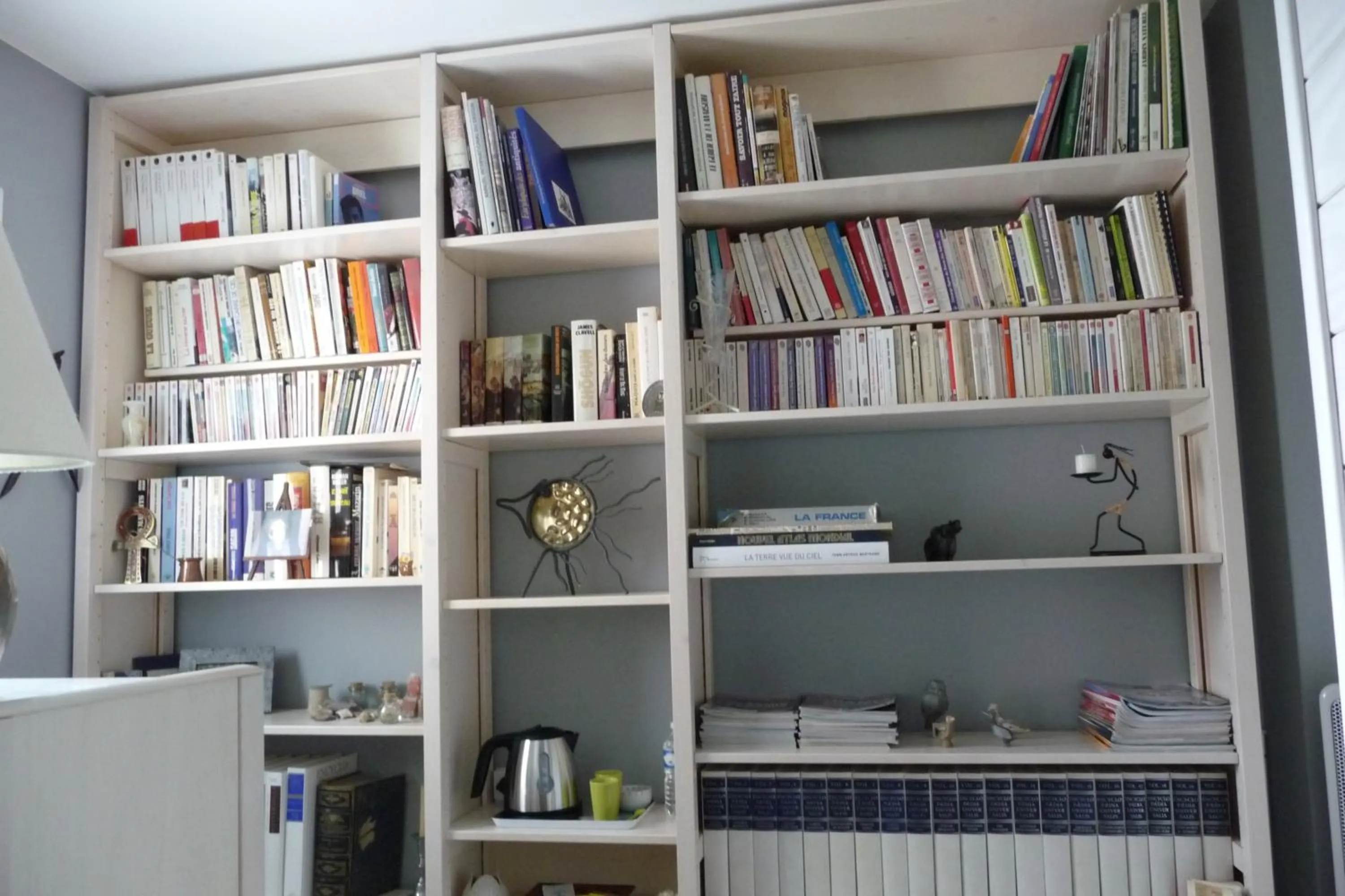 Library in Le Relais des Malettes Chambres d'hôtes B&B